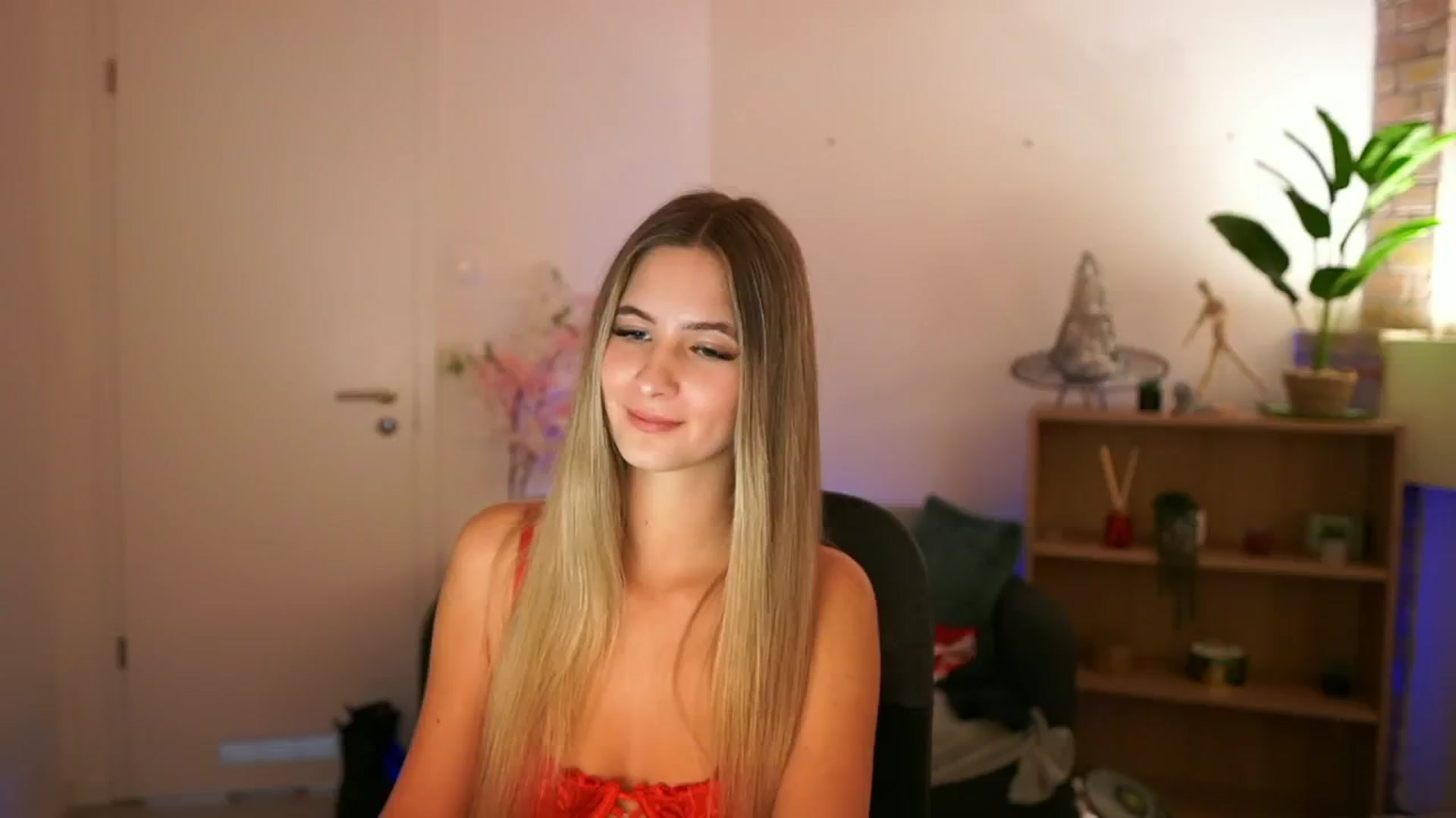 Gallery image thumbnail from CuteGirl_18's myfreecams stream on, 12/06/2024, 16:23 image 19 of 20