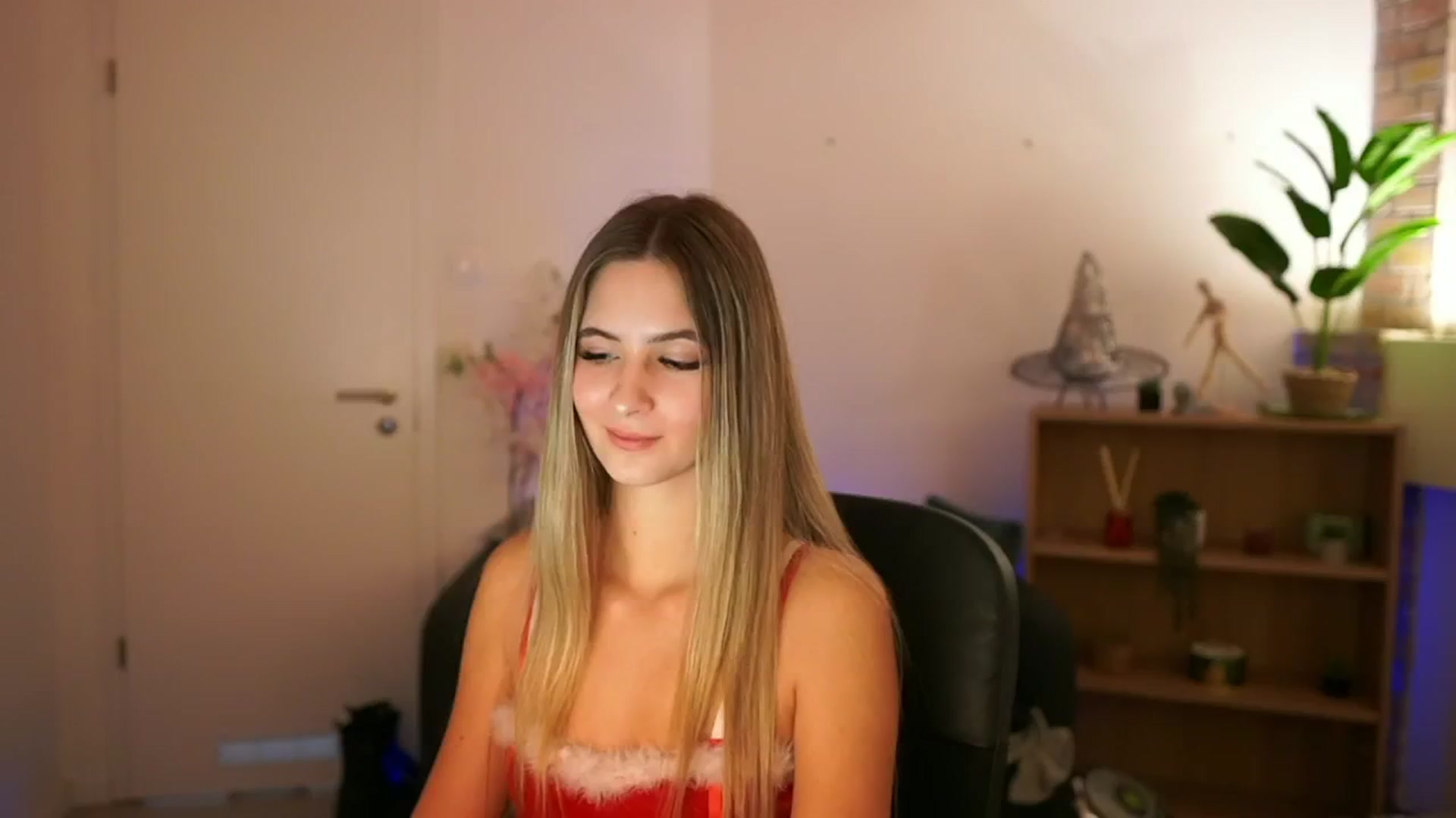 Gallery image thumbnail from CuteGirl_18's myfreecams stream on, 12/06/2024, 16:23 image 15 of 20