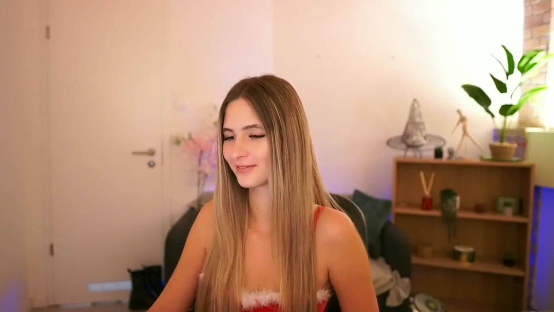 Gallery image thumbnail from CuteGirl_18's myfreecams stream on, 12/06/2024, 17:01 image 20 of 20