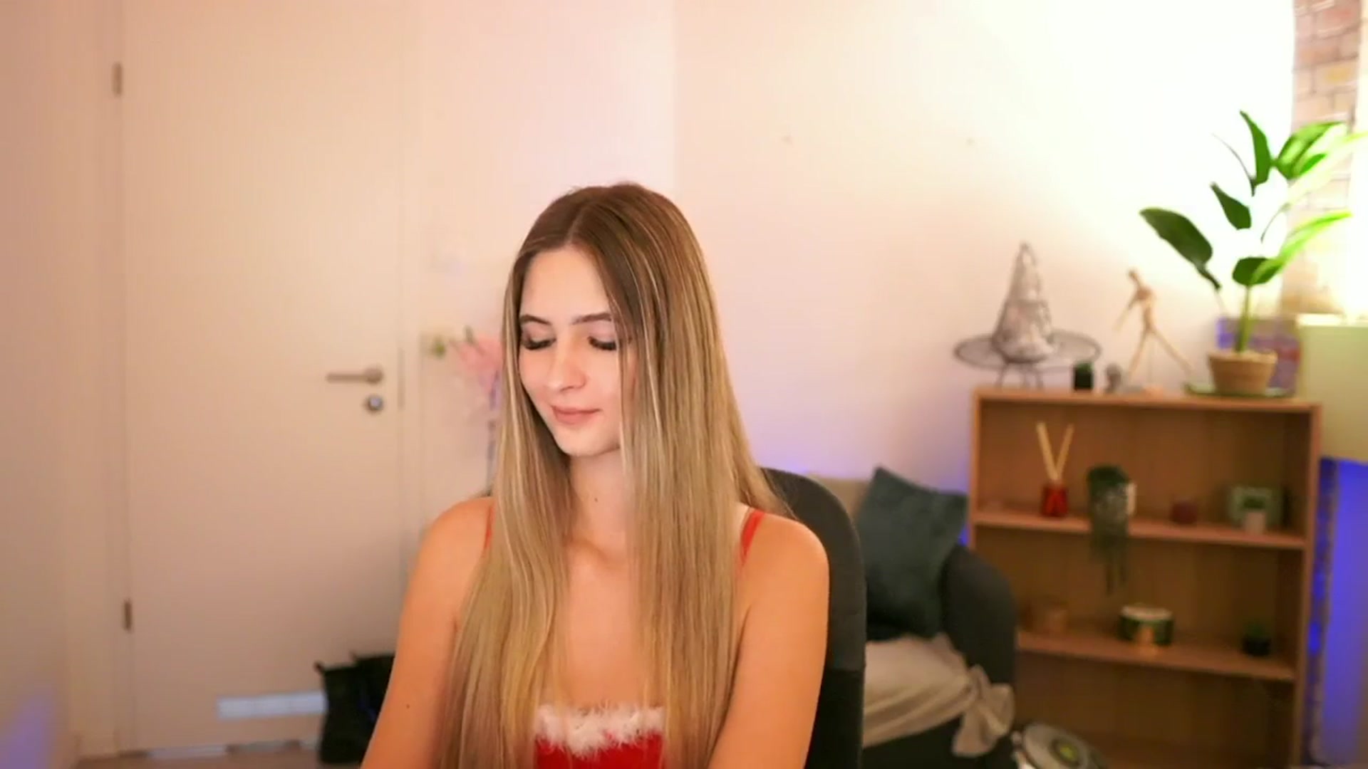 Gallery image thumbnail from CuteGirl_18's myfreecams stream on, 12/06/2024, 17:01 image 12 of 20