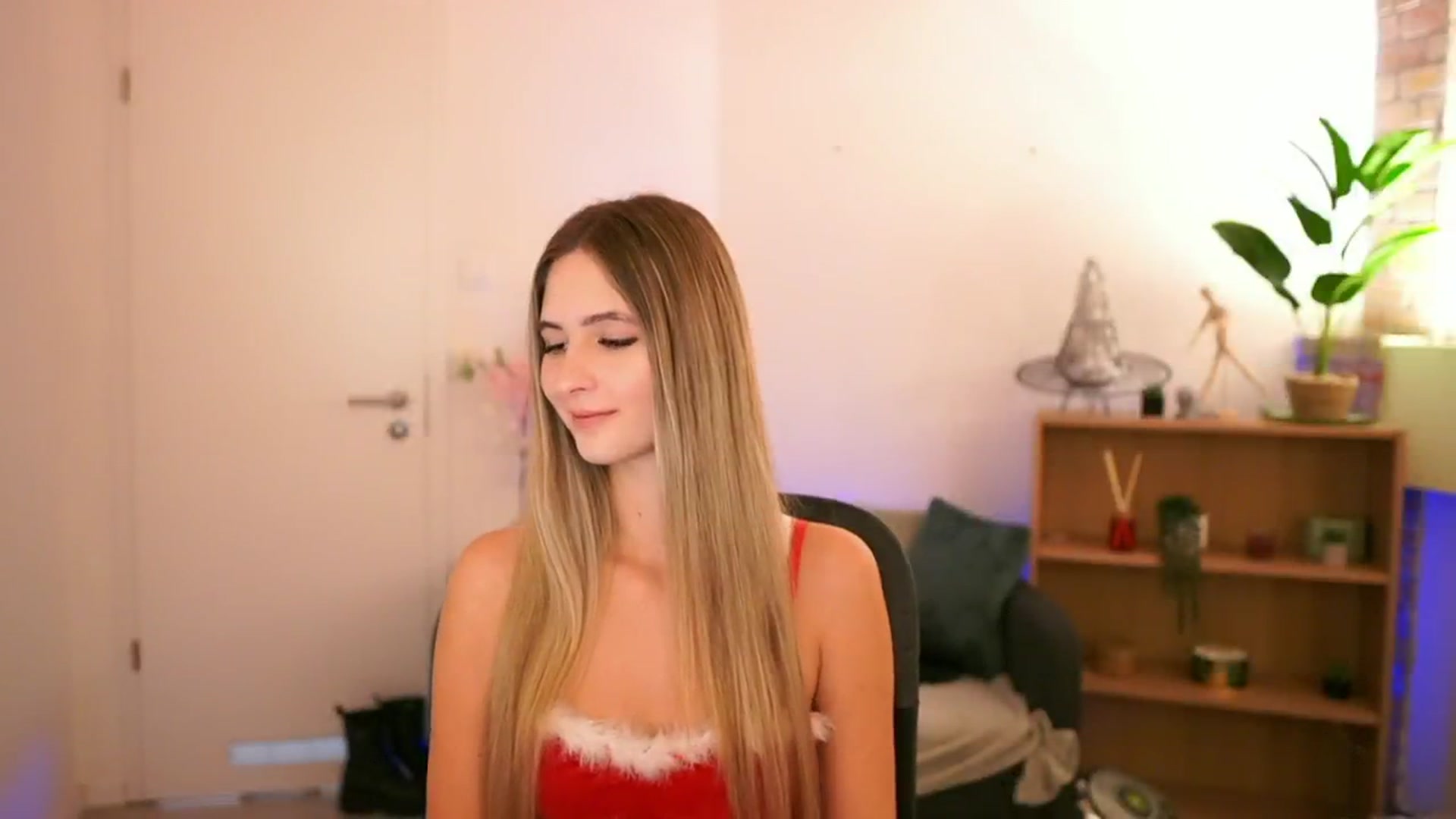 Gallery image thumbnail from CuteGirl_18's myfreecams stream on, 12/06/2024, 17:01 image 8 of 20