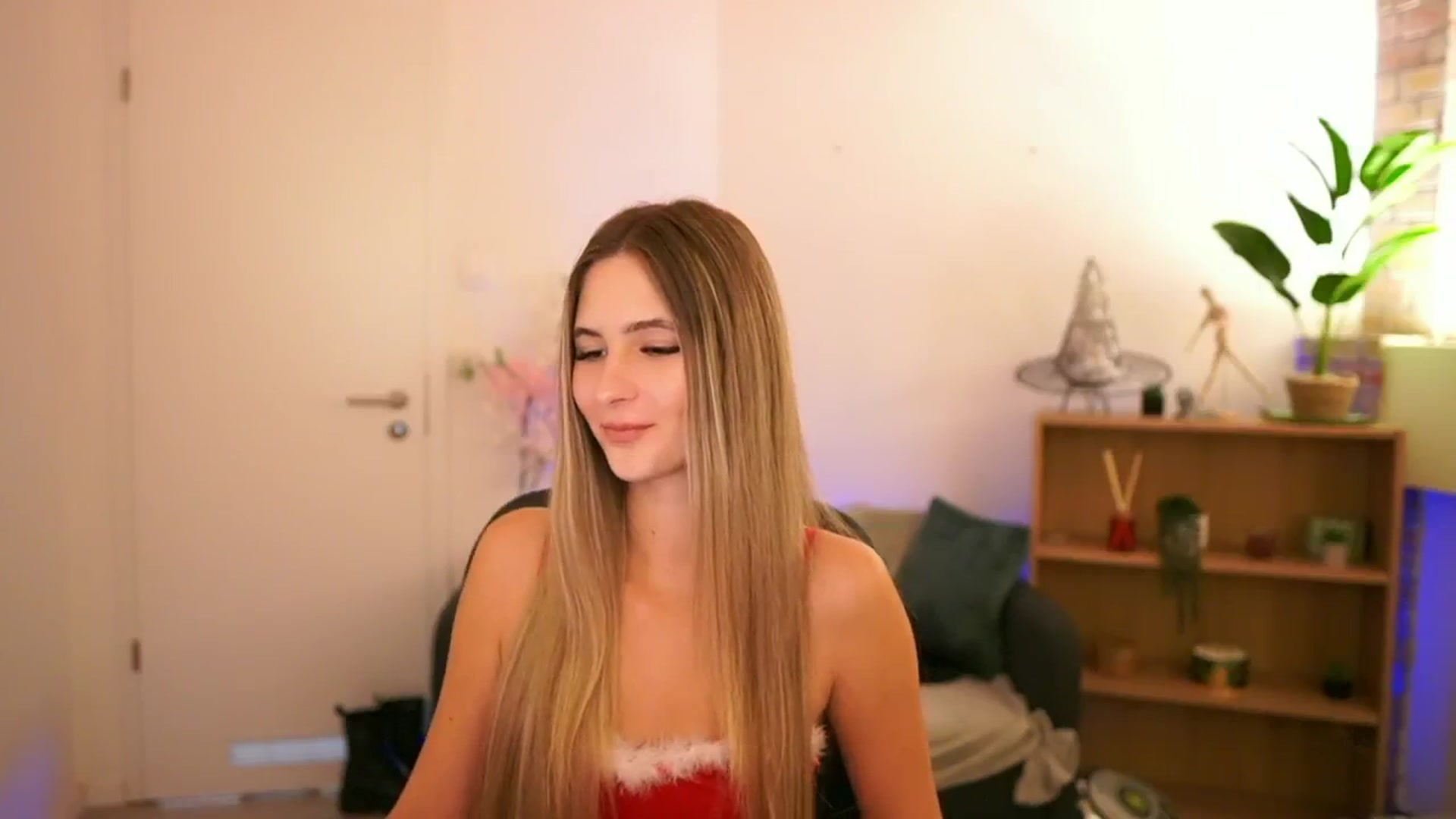 Gallery image thumbnail from CuteGirl_18's myfreecams stream on, 12/06/2024, 17:01 image 18 of 20
