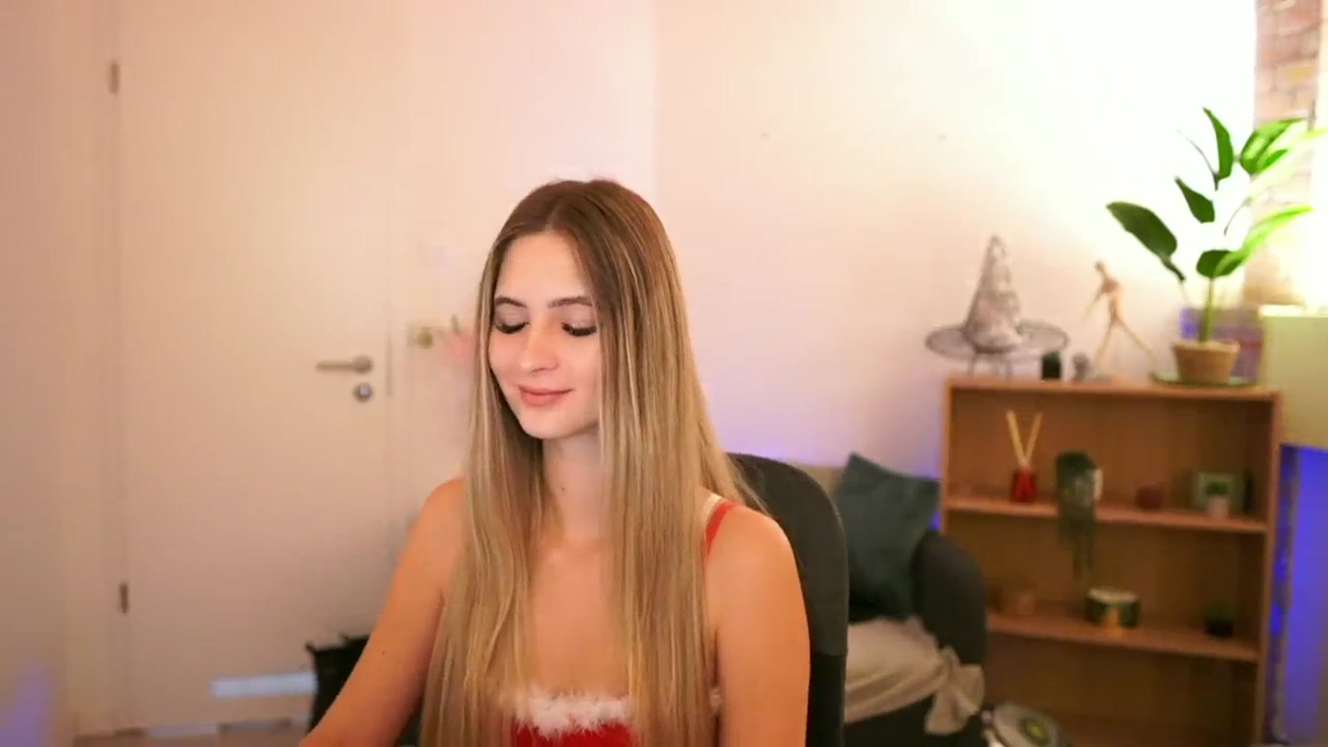 Gallery image thumbnail from CuteGirl_18's myfreecams stream on, 12/06/2024, 17:01 image 14 of 20
