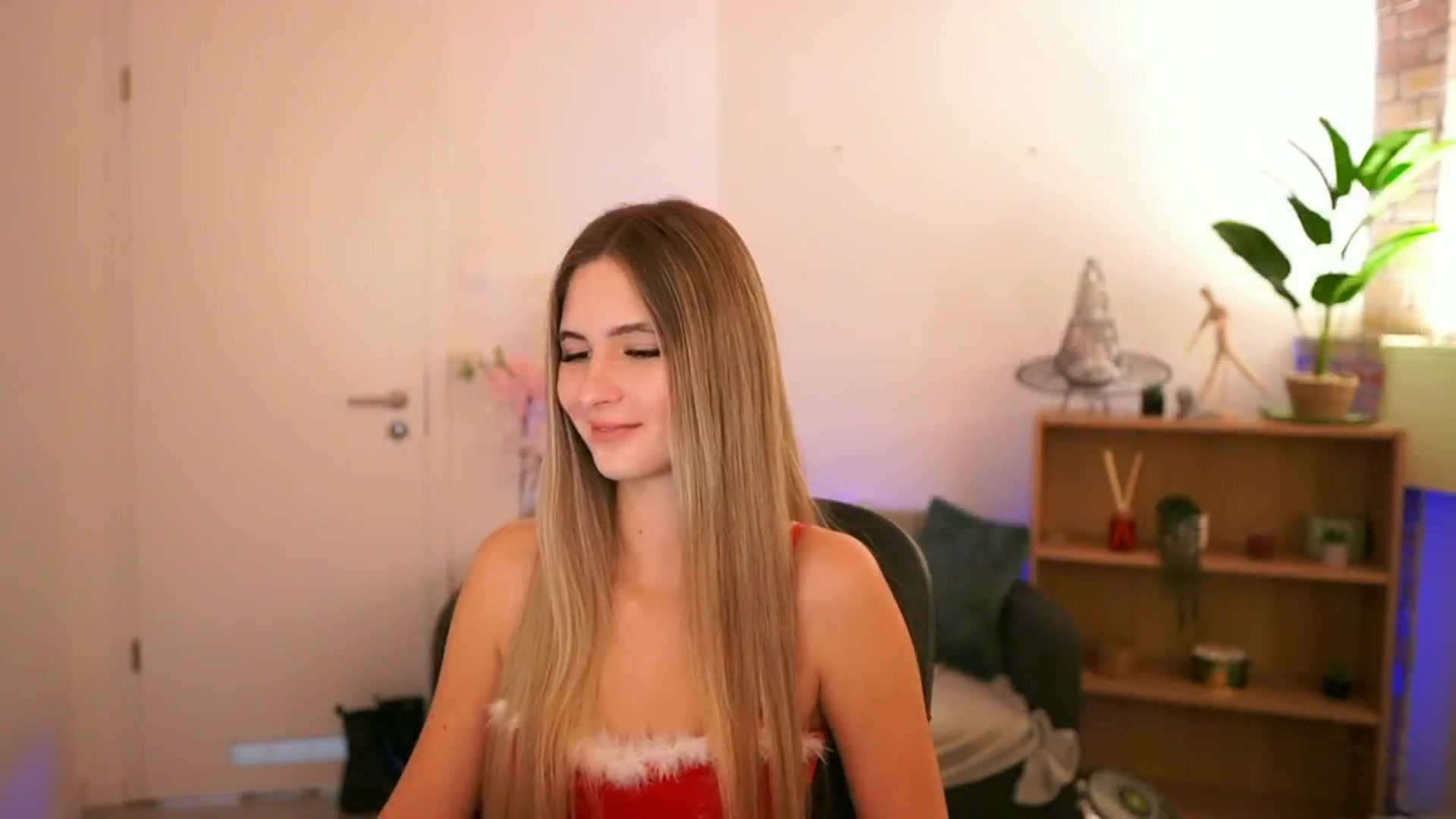 Gallery image thumbnail from CuteGirl_18's myfreecams stream on, 12/06/2024, 17:01 image 2 of 20
