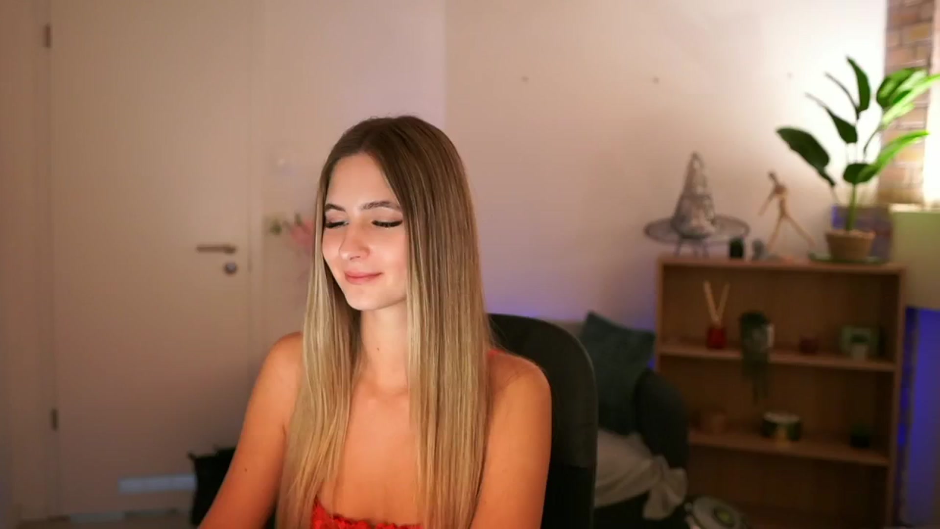 Gallery image thumbnail from CuteGirl_18's myfreecams stream on, 12/06/2024, 18:08 image 13 of 20