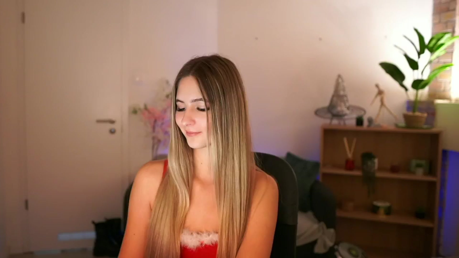 Gallery image thumbnail from CuteGirl_18's myfreecams stream on, 12/06/2024, 18:08 image 1 of 20