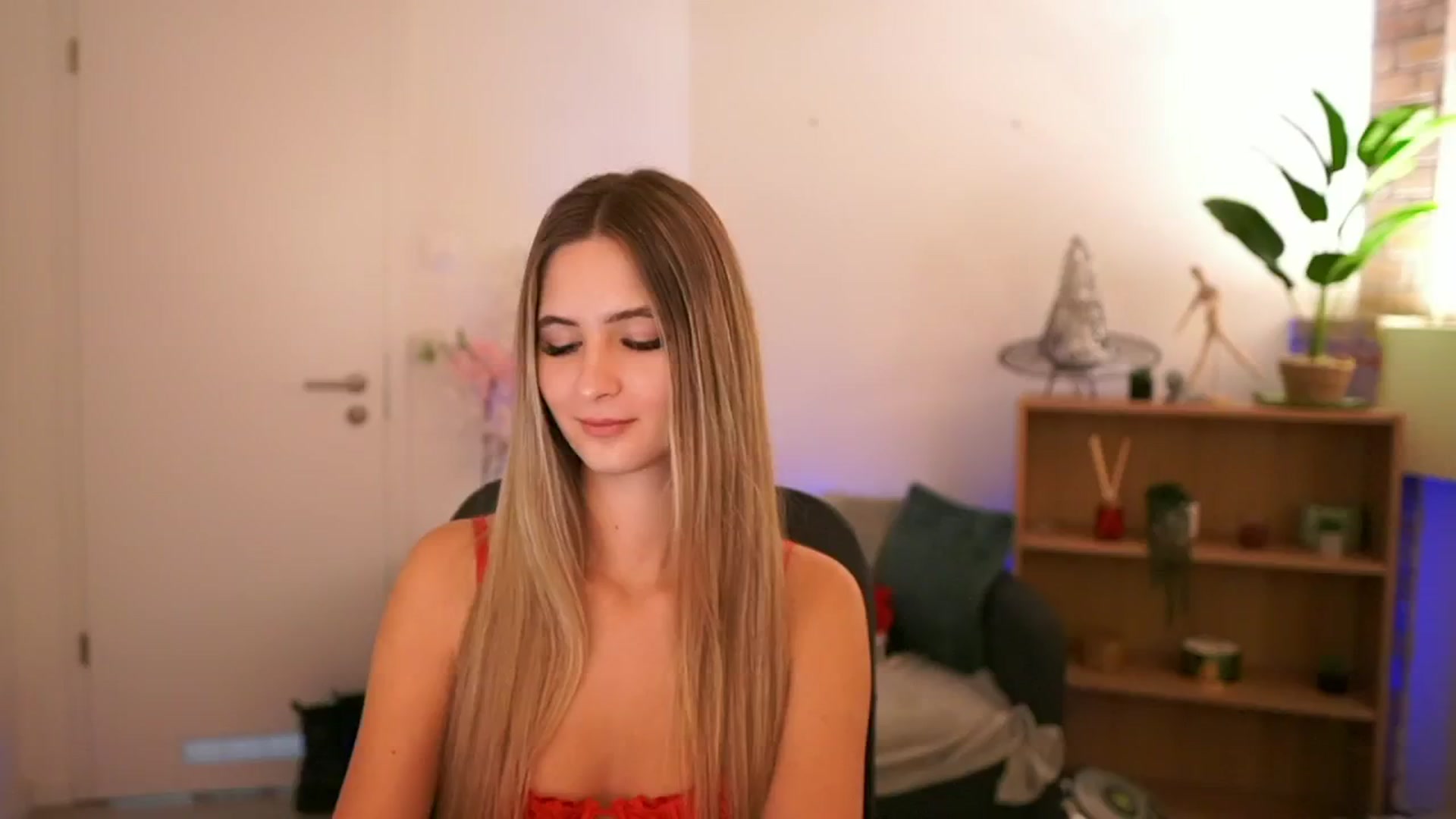 Gallery image thumbnail from CuteGirl_18's myfreecams stream on, 12/06/2024, 18:08 image 19 of 20
