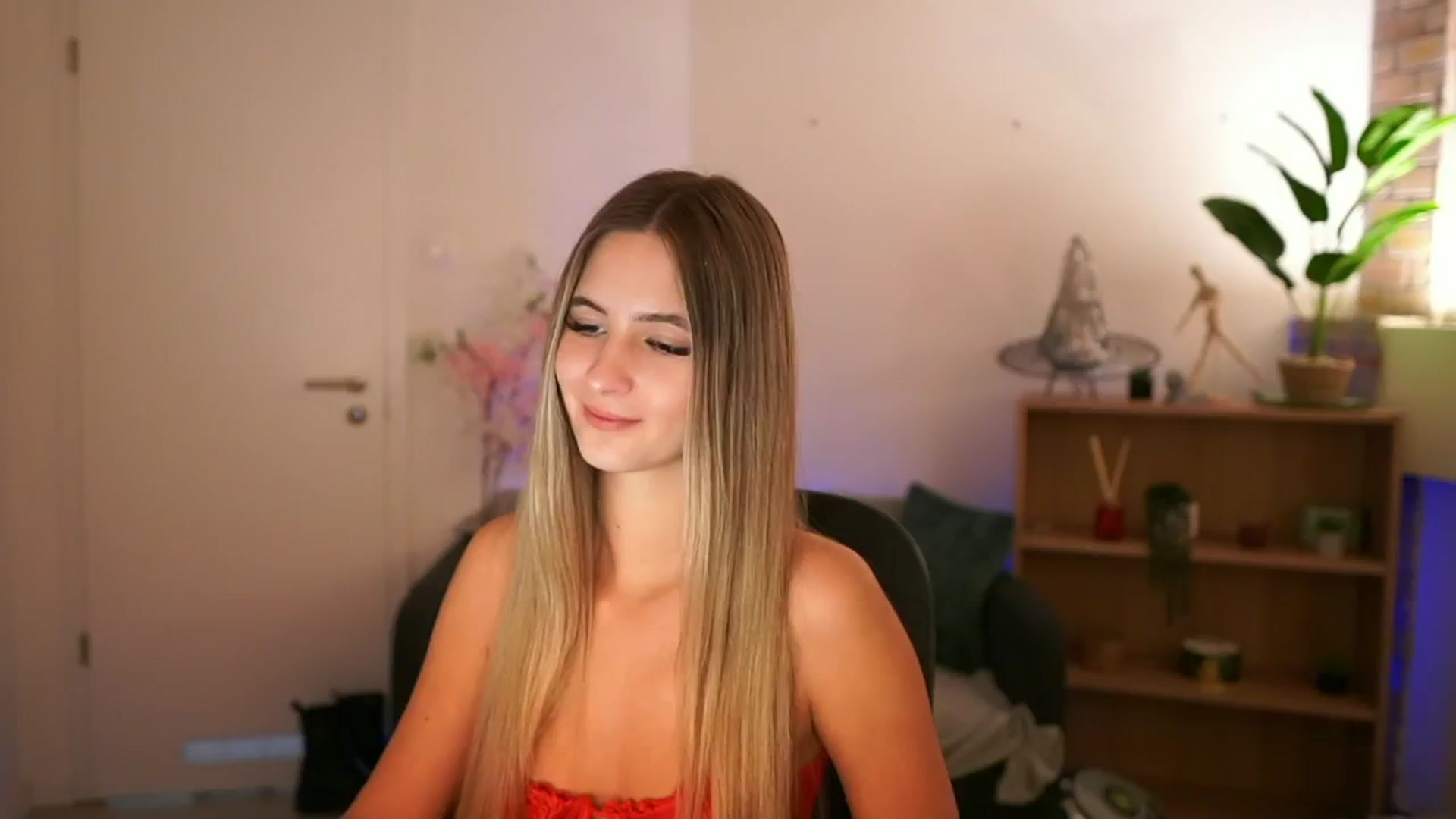 Gallery image thumbnail from CuteGirl_18's myfreecams stream on, 12/06/2024, 18:08 image 10 of 20