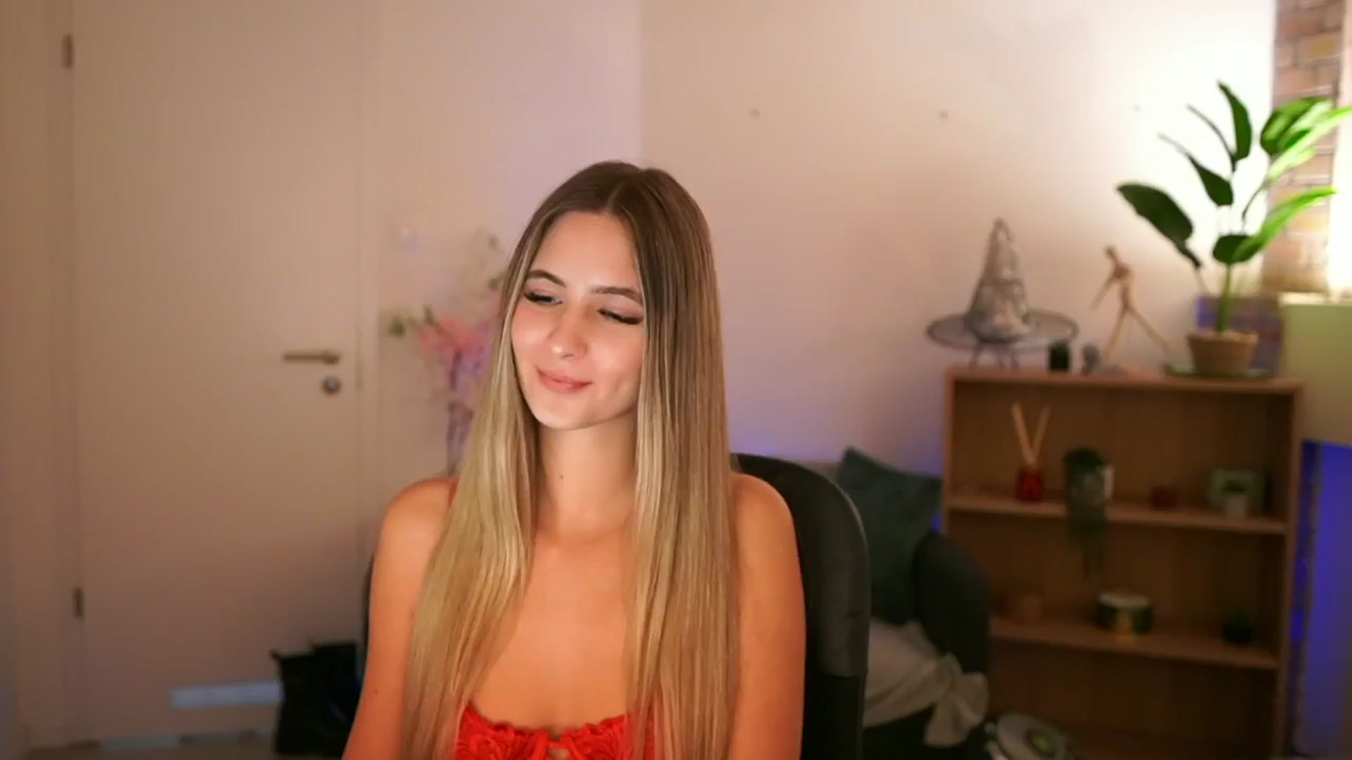 Gallery image thumbnail from CuteGirl_18's myfreecams stream on, 12/06/2024, 18:08 image 12 of 20