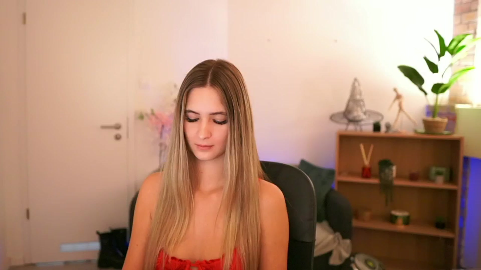 Gallery image thumbnail from CuteGirl_18's myfreecams stream on, 12/06/2024, 18:23 image 20 of 20