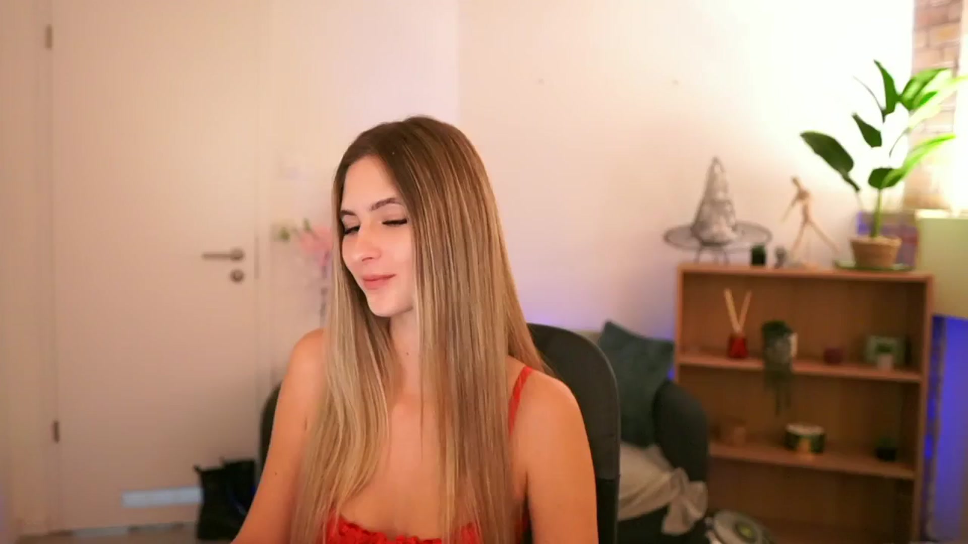 Gallery image thumbnail from CuteGirl_18's myfreecams stream on, 12/06/2024, 18:23 image 18 of 20