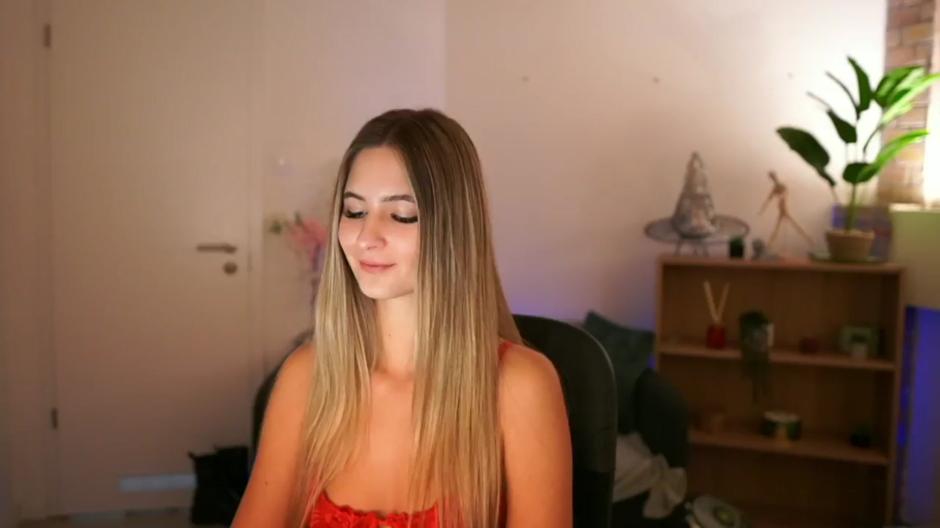 Gallery image thumbnail from CuteGirl_18's myfreecams stream on, 12/06/2024, 18:23 image 1 of 20