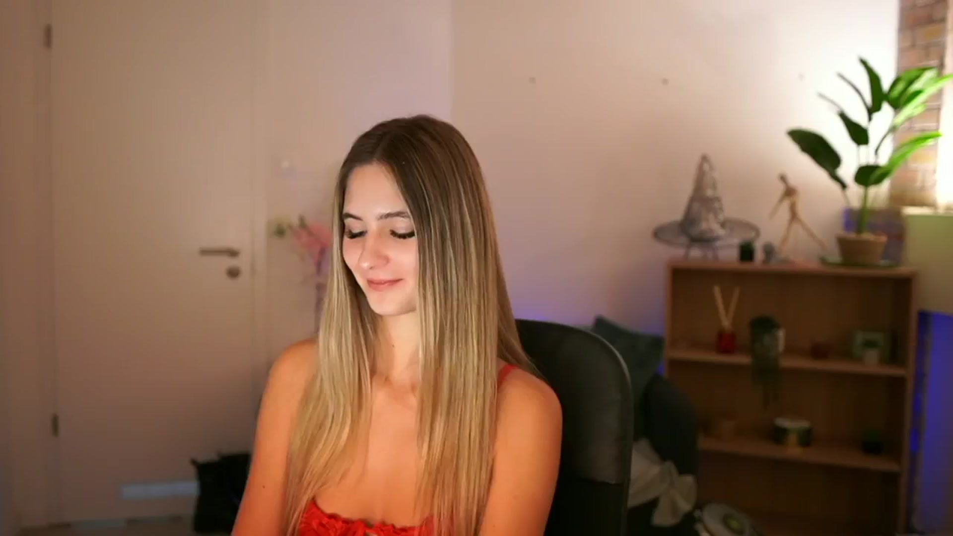 Gallery image thumbnail from CuteGirl_18's myfreecams stream on, 12/06/2024, 18:23 image 3 of 20