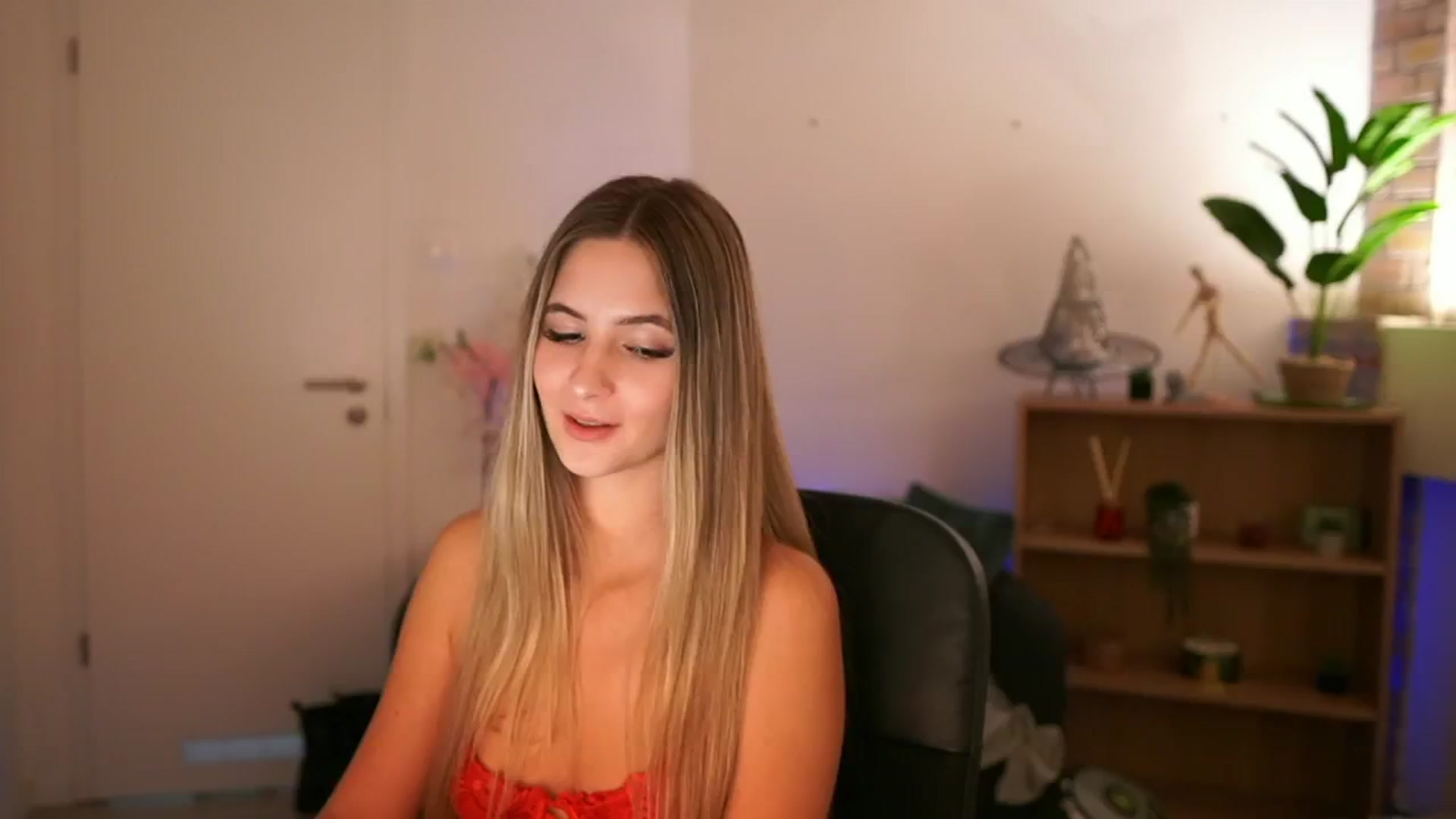 Gallery image thumbnail from CuteGirl_18's myfreecams stream on, 12/06/2024, 18:23 image 12 of 20