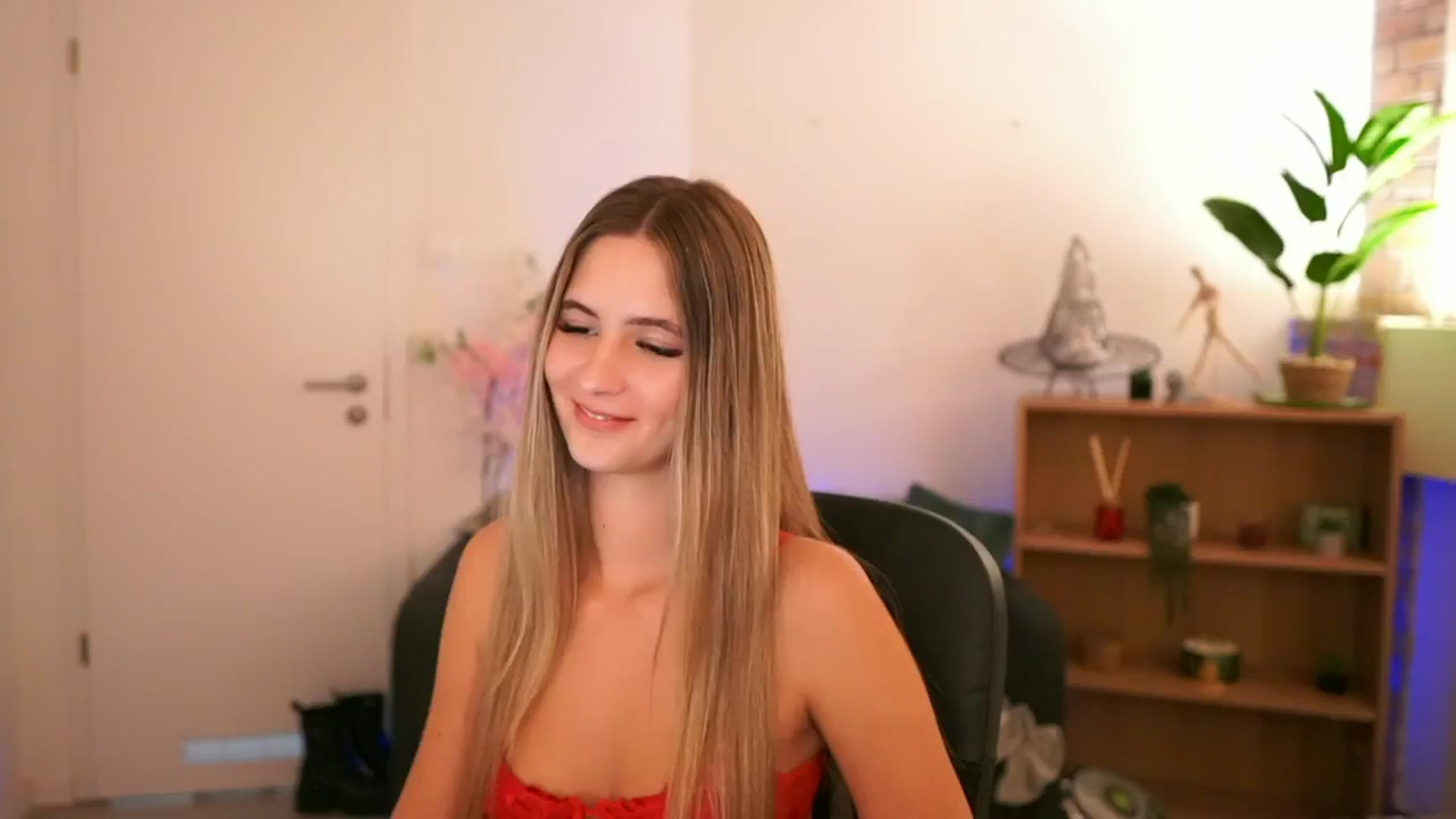 Gallery image thumbnail from CuteGirl_18's myfreecams stream on, 12/06/2024, 18:23 image 17 of 20