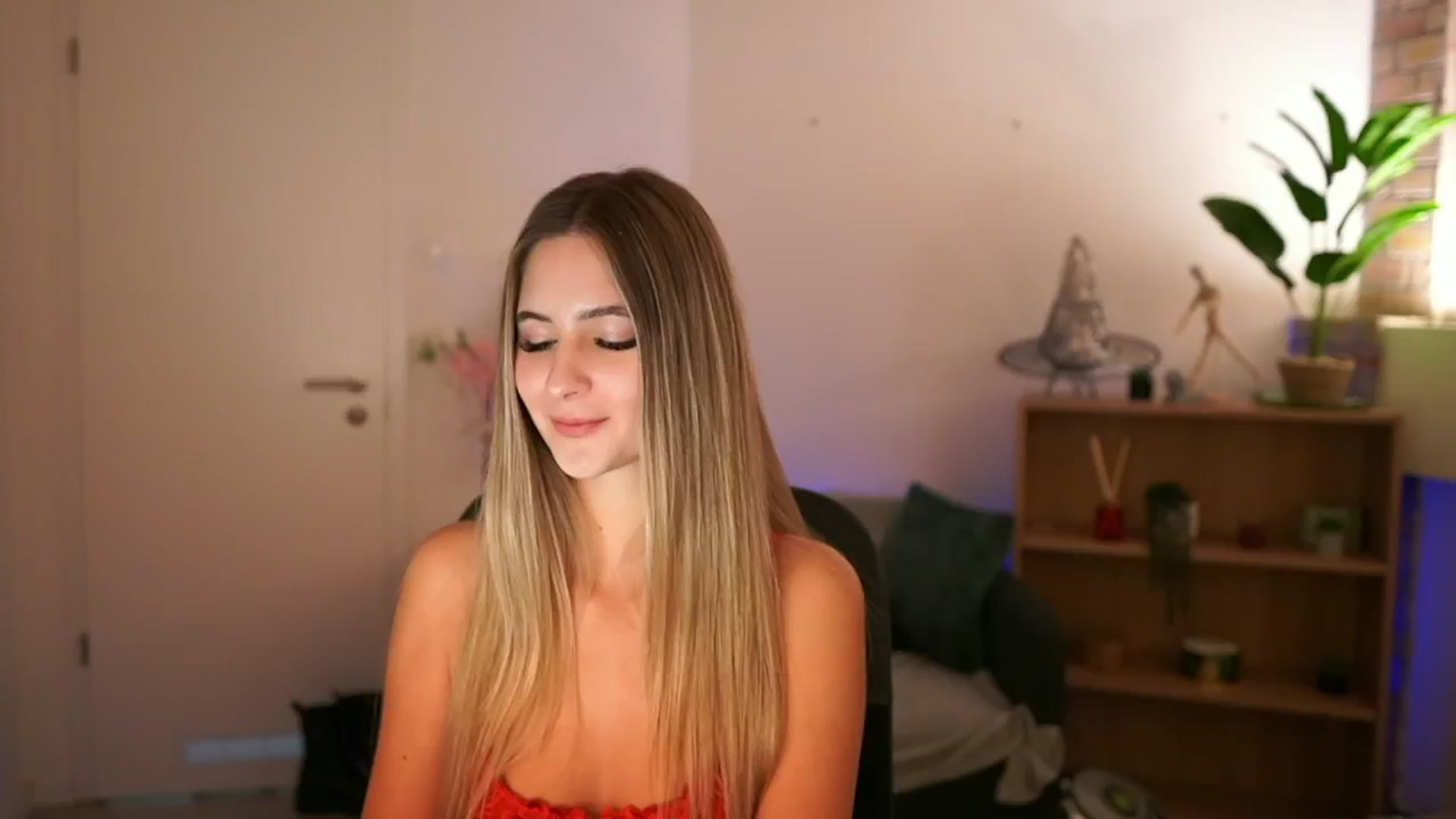 Gallery image thumbnail from CuteGirl_18's myfreecams stream on, 12/06/2024, 18:23 image 4 of 20