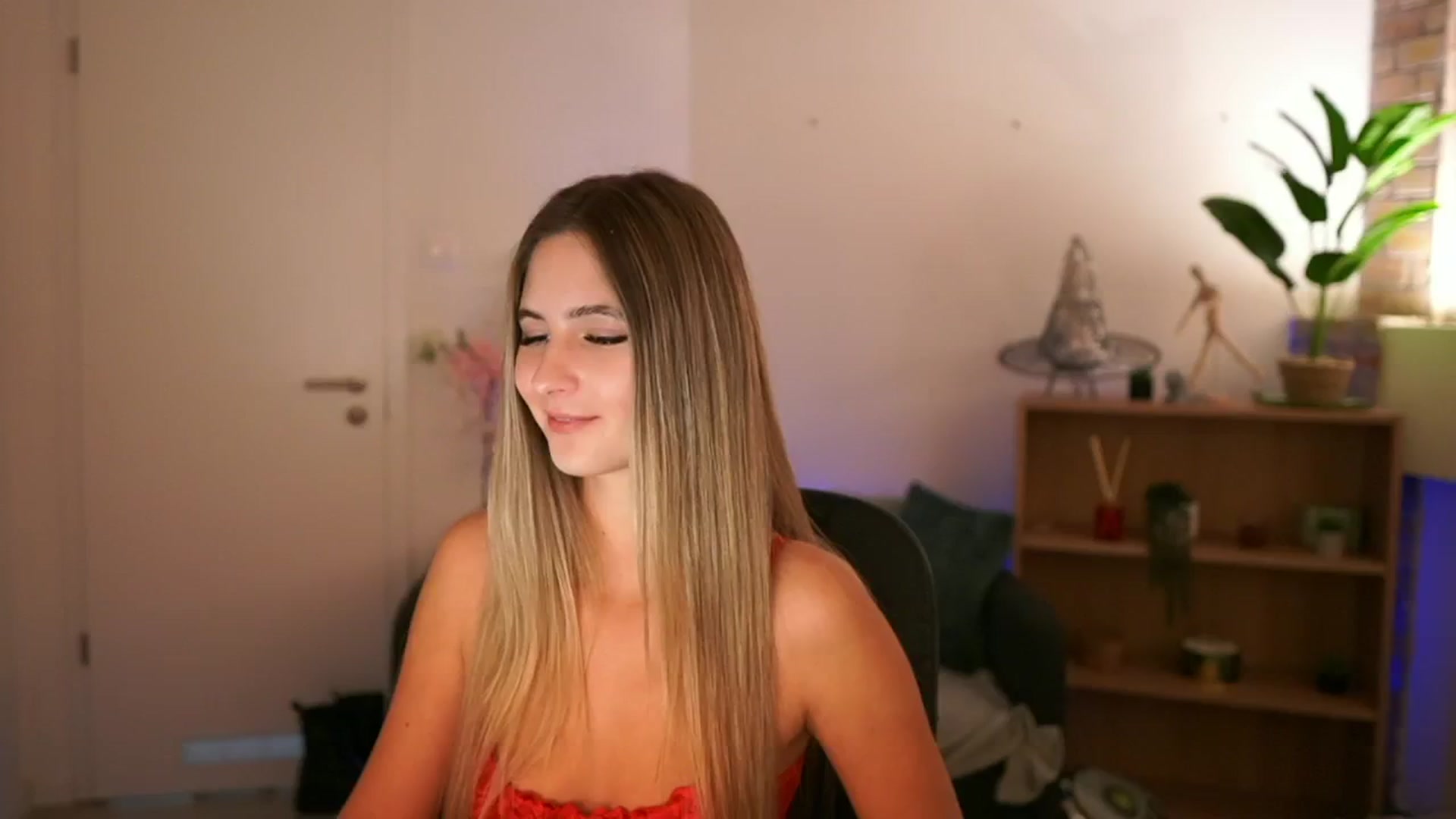 Gallery image thumbnail from CuteGirl_18's myfreecams stream on, 12/06/2024, 18:23 image 7 of 20