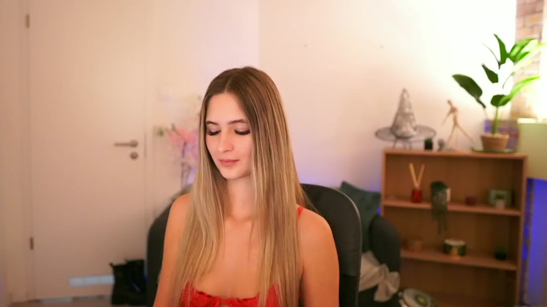 Gallery image thumbnail from CuteGirl_18's myfreecams stream on, 12/06/2024, 18:23 image 19 of 20