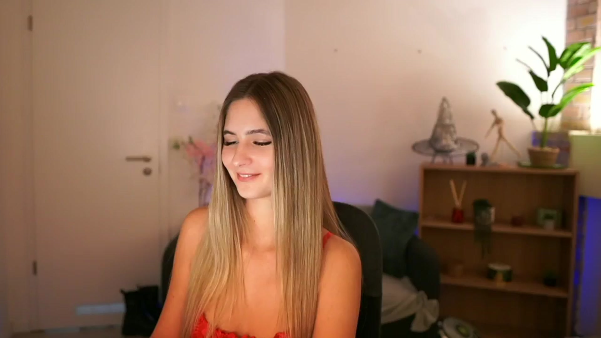 Gallery image thumbnail from CuteGirl_18's myfreecams stream on, 12/06/2024, 18:23 image 9 of 20
