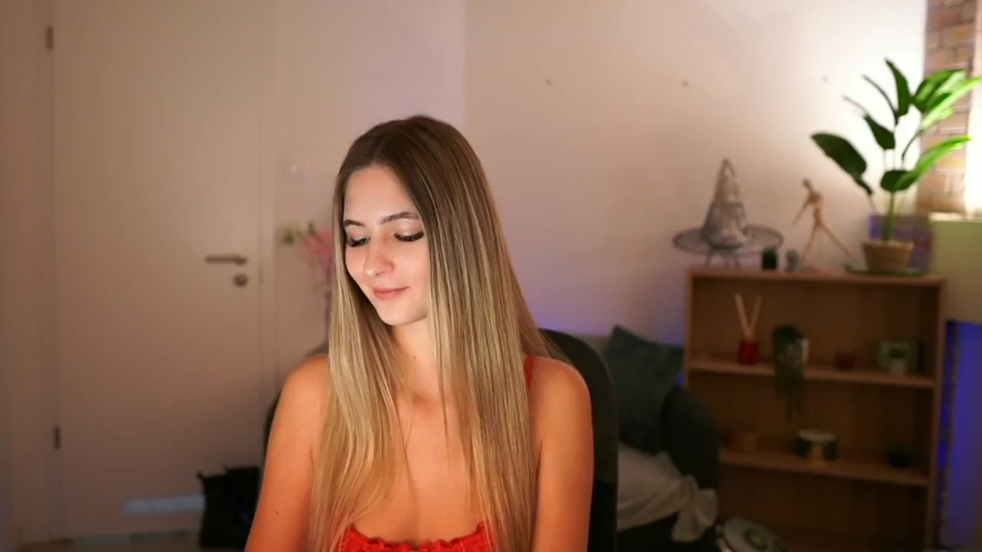 Gallery image thumbnail from CuteGirl_18's myfreecams stream on, 12/06/2024, 18:23 image 6 of 20