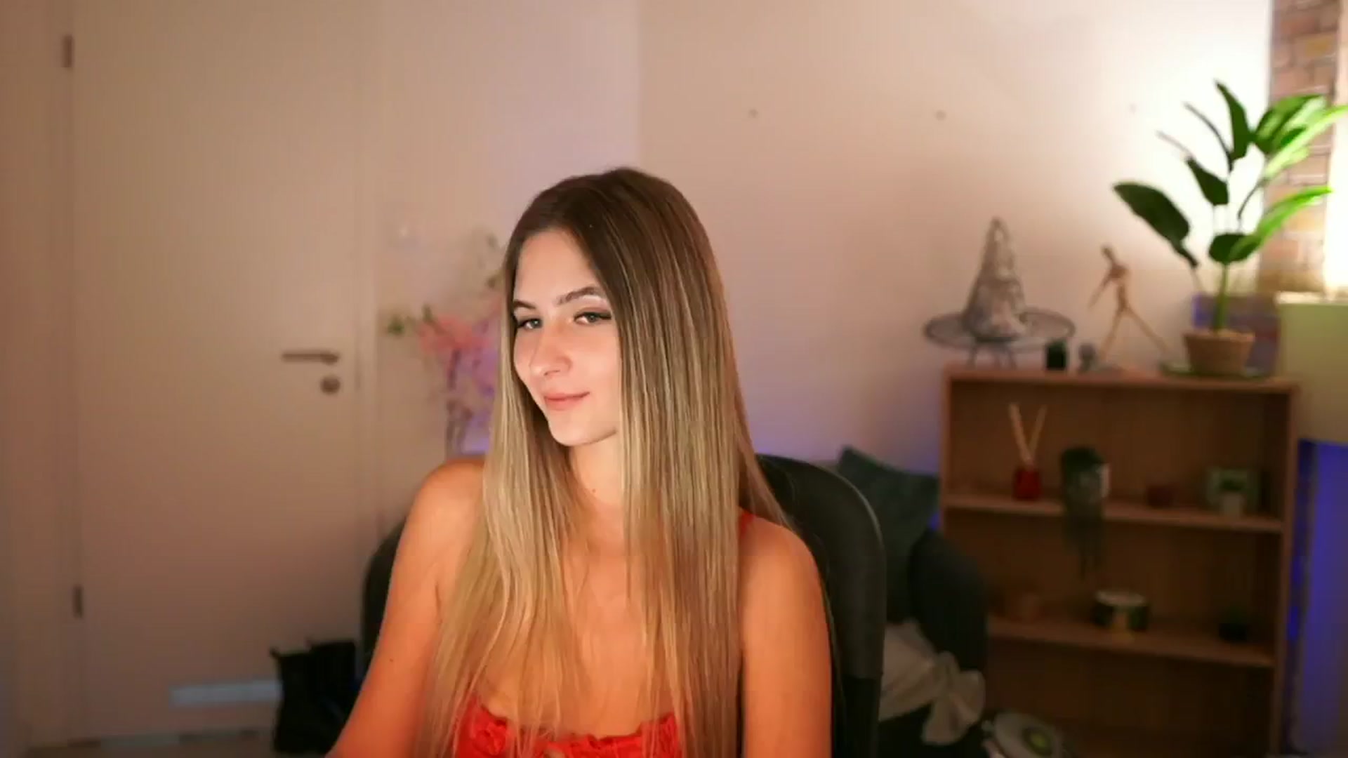 Gallery image thumbnail from CuteGirl_18's myfreecams stream on, 12/06/2024, 18:23 image 15 of 20