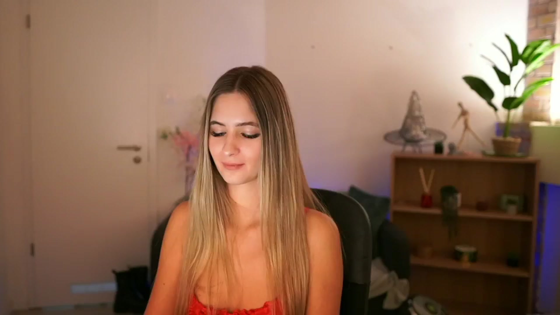 Gallery image thumbnail from CuteGirl_18's myfreecams stream on, 12/06/2024, 18:23 image 13 of 20