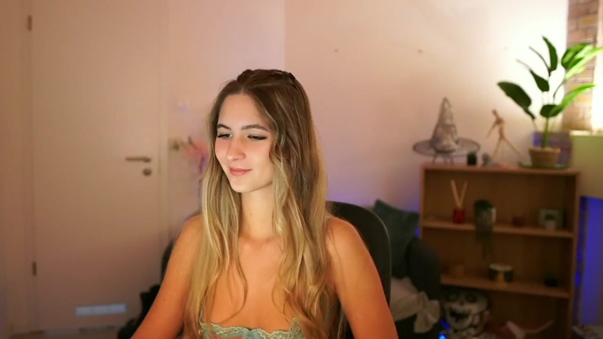 Gallery image thumbnail from CuteGirl_18's myfreecams stream on, 12/08/2024, 14:47 image 6 of 20
