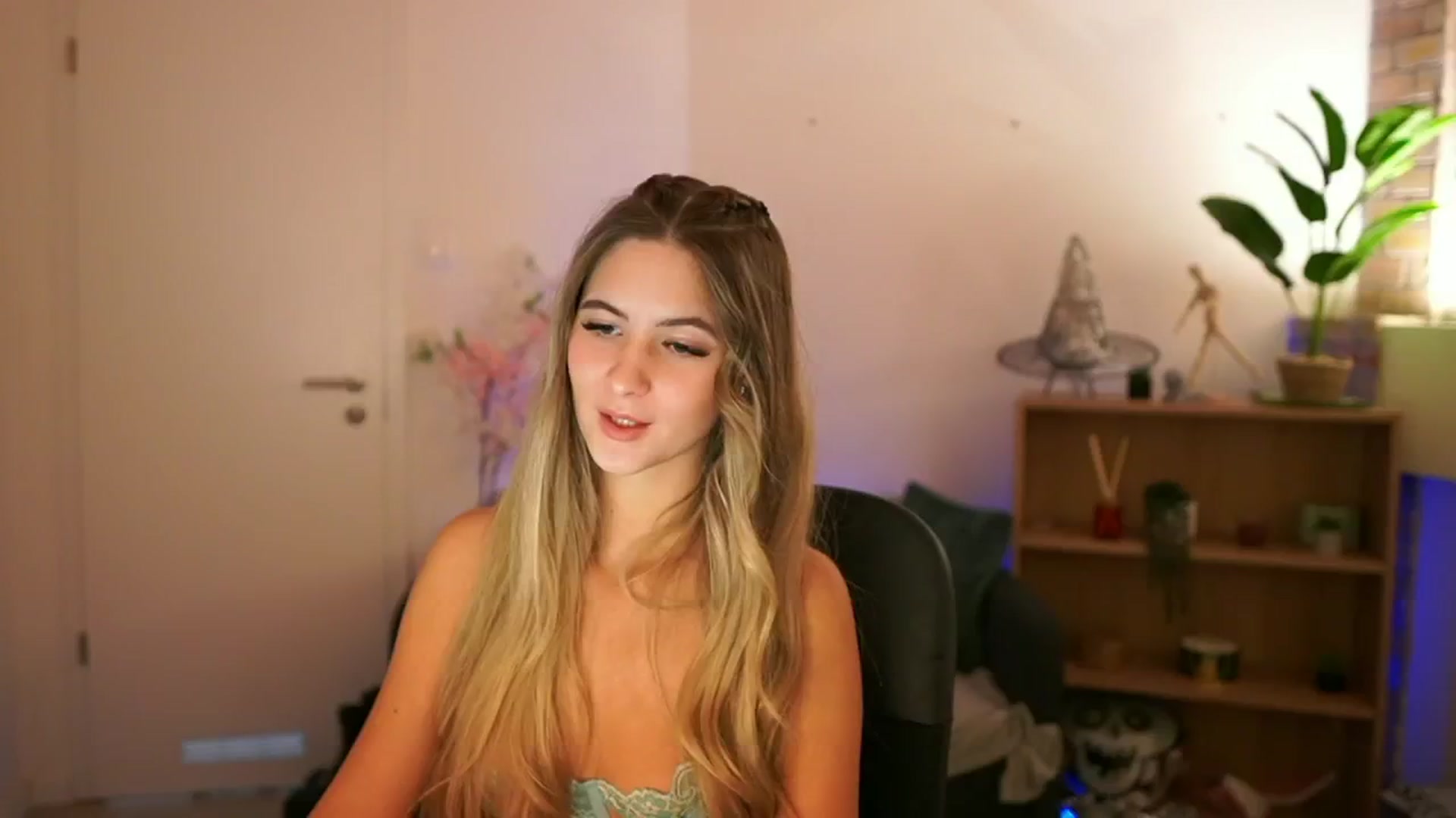 Gallery image thumbnail from CuteGirl_18's myfreecams stream on, 12/08/2024, 14:47 image 19 of 20