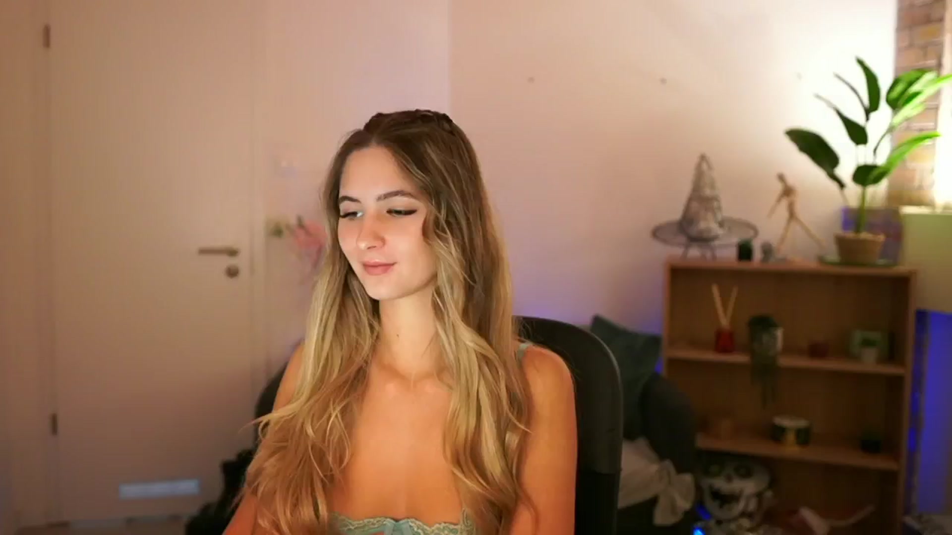 Gallery image thumbnail from CuteGirl_18's myfreecams stream on, 12/08/2024, 14:47 image 12 of 20