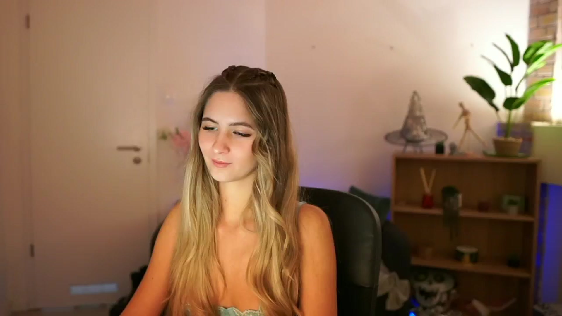 Gallery image thumbnail from CuteGirl_18's myfreecams stream on, 12/08/2024, 14:47 image 14 of 20