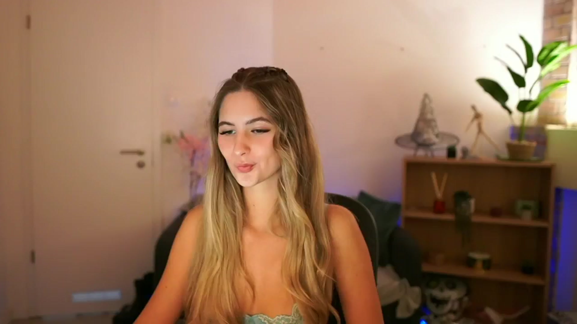 Gallery image thumbnail from CuteGirl_18's myfreecams stream on, 12/08/2024, 14:47 image 15 of 20