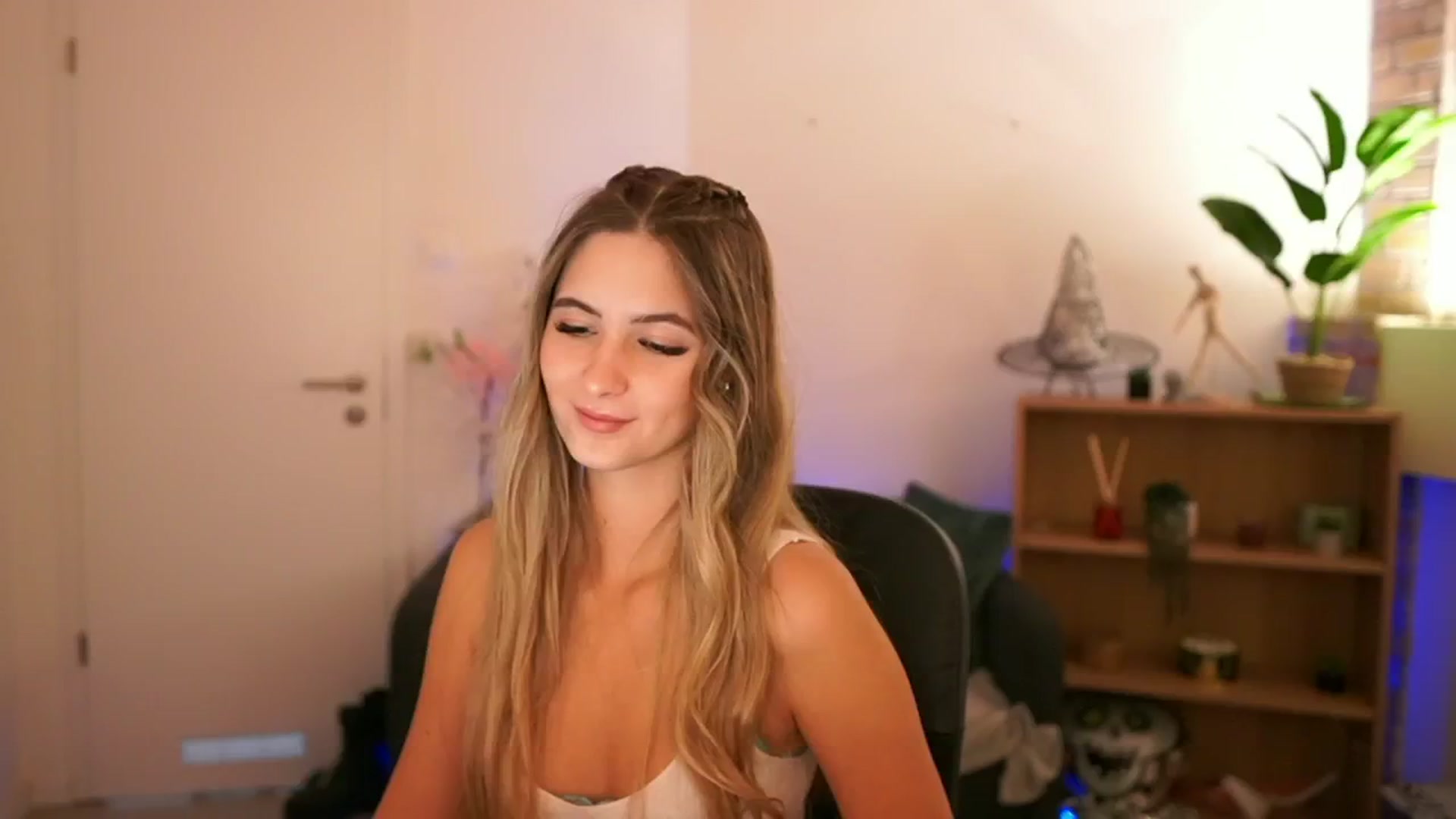 Gallery image thumbnail from CuteGirl_18's myfreecams stream on, 12/08/2024, 14:47 image 1 of 20