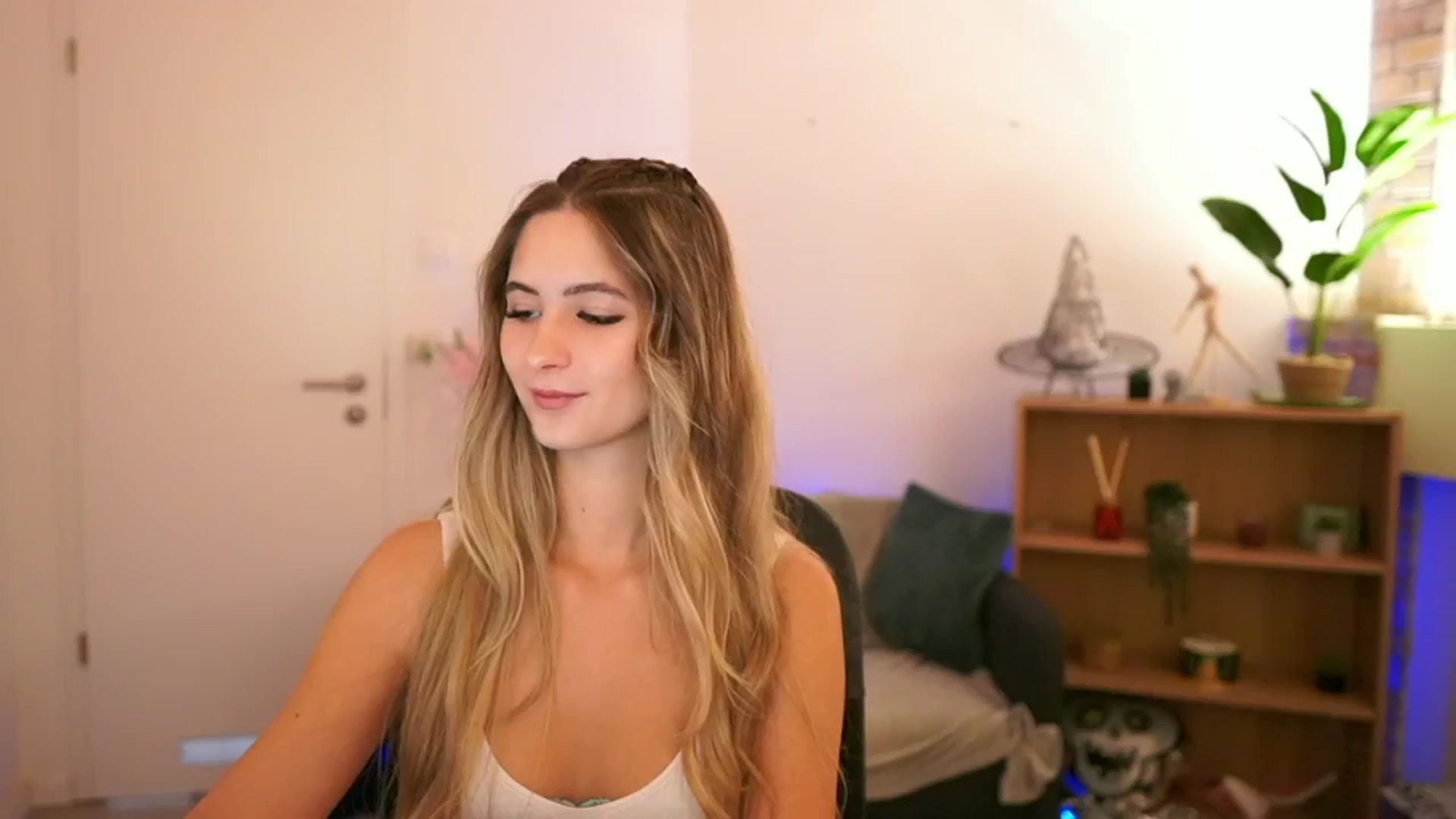 Gallery image thumbnail from CuteGirl_18's myfreecams stream on, 12/08/2024, 14:47 image 3 of 20