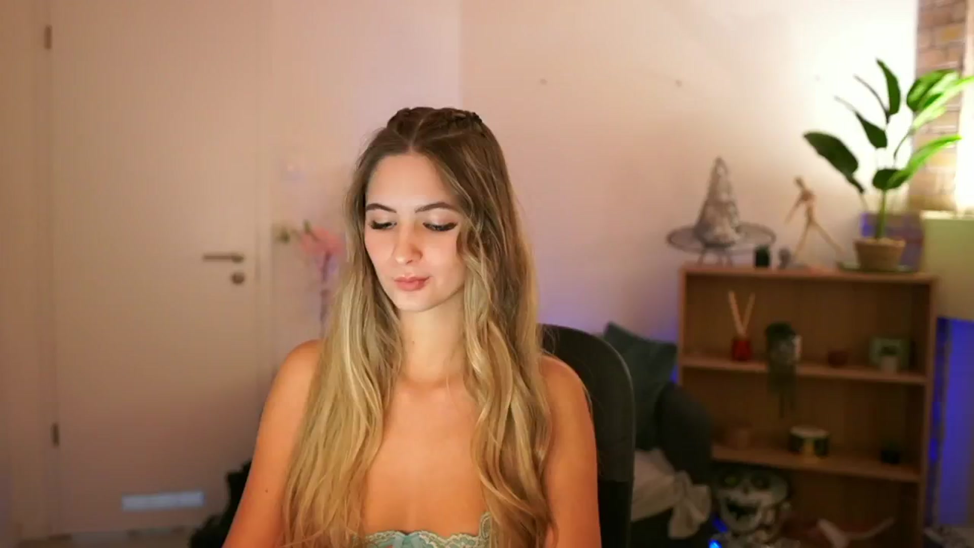 Gallery image thumbnail from CuteGirl_18's myfreecams stream on, 12/08/2024, 14:47 image 11 of 20