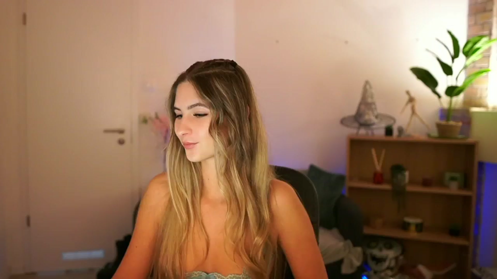 Gallery image thumbnail from CuteGirl_18's myfreecams stream on, 12/08/2024, 14:47 image 7 of 20