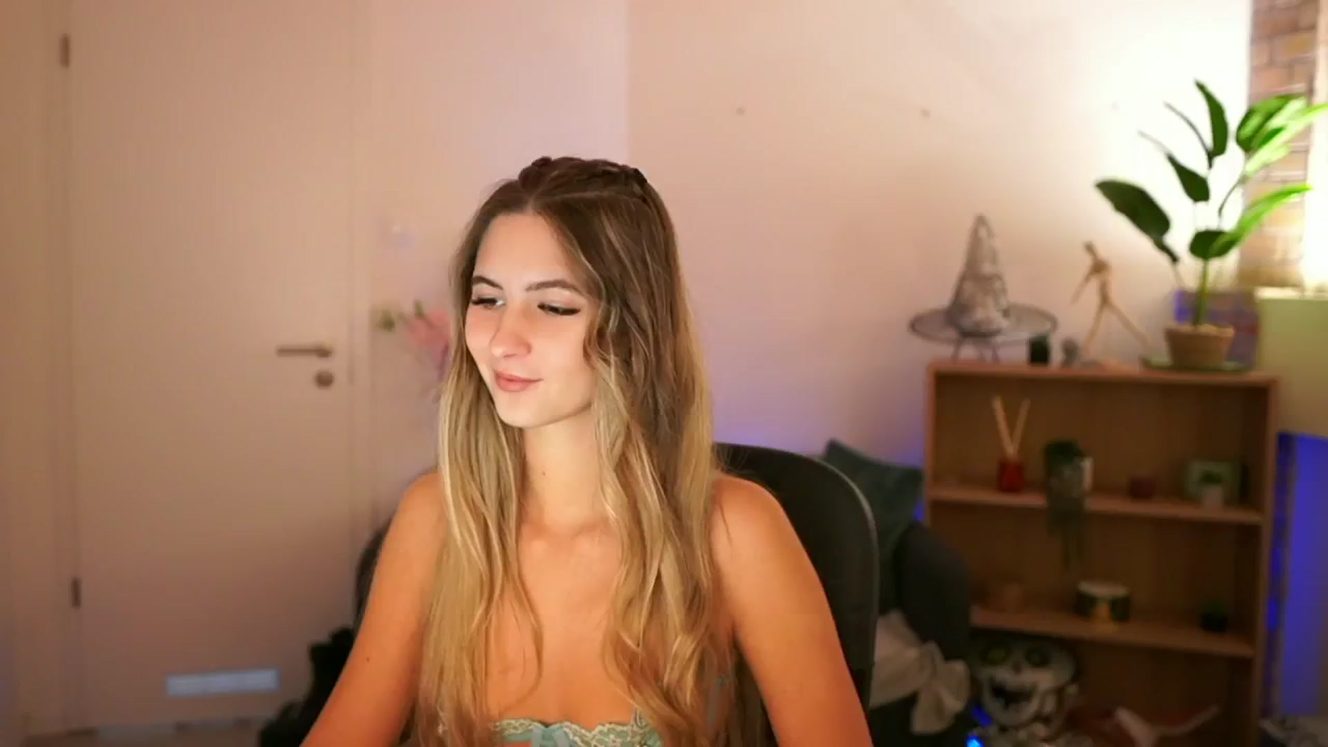 Gallery image thumbnail from CuteGirl_18's myfreecams stream on, 12/08/2024, 14:47 image 8 of 20