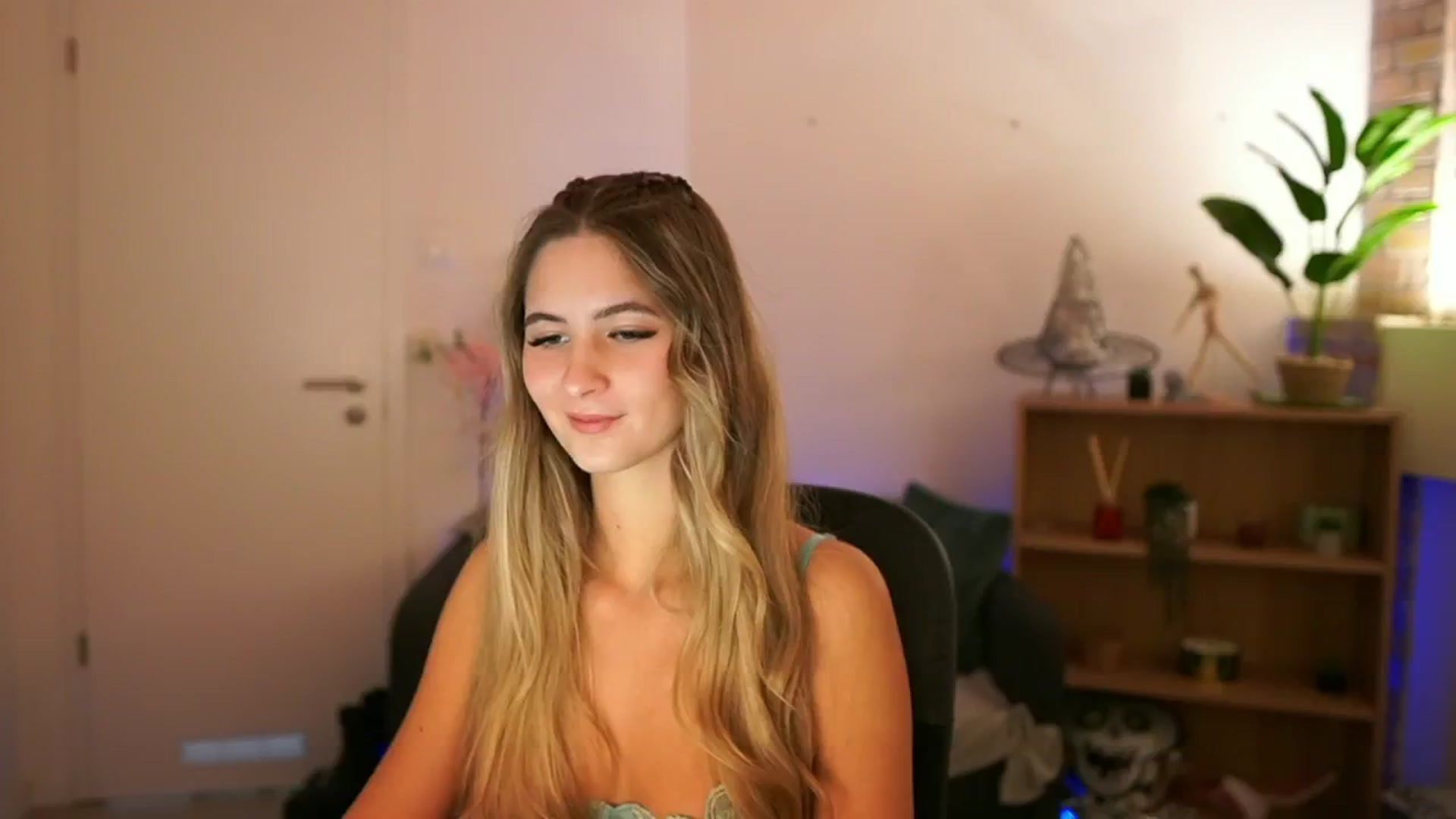 Gallery image thumbnail from CuteGirl_18's myfreecams stream on, 12/08/2024, 14:47 image 17 of 20