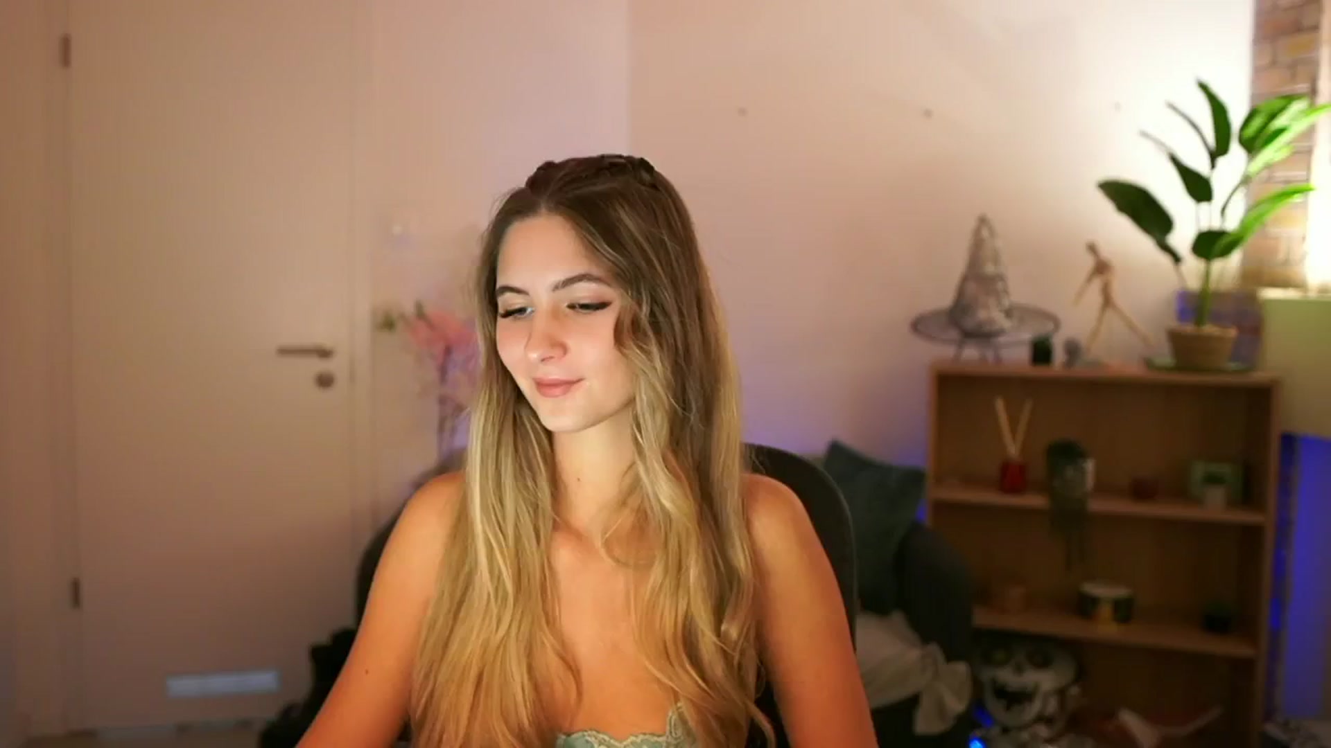 Gallery image thumbnail from CuteGirl_18's myfreecams stream on, 12/08/2024, 14:47 image 20 of 20