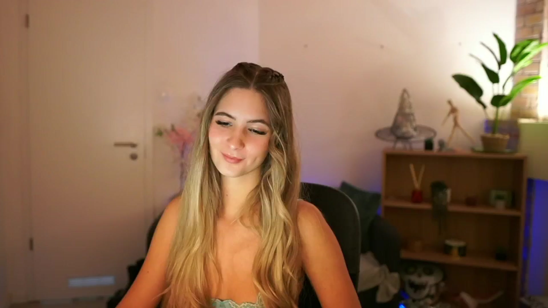Gallery image thumbnail from CuteGirl_18's myfreecams stream on, 12/08/2024, 14:47 image 16 of 20