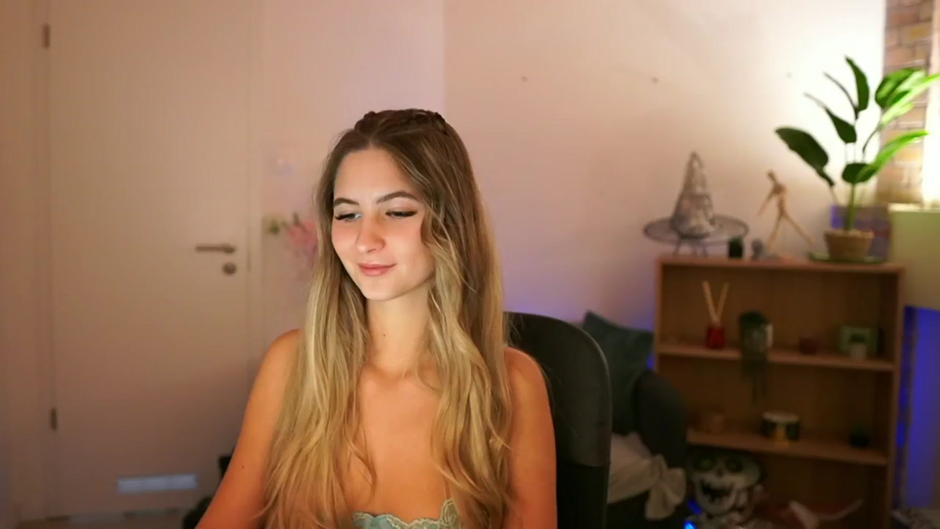 Gallery image thumbnail from CuteGirl_18's myfreecams stream on, 12/08/2024, 14:47 image 13 of 20
