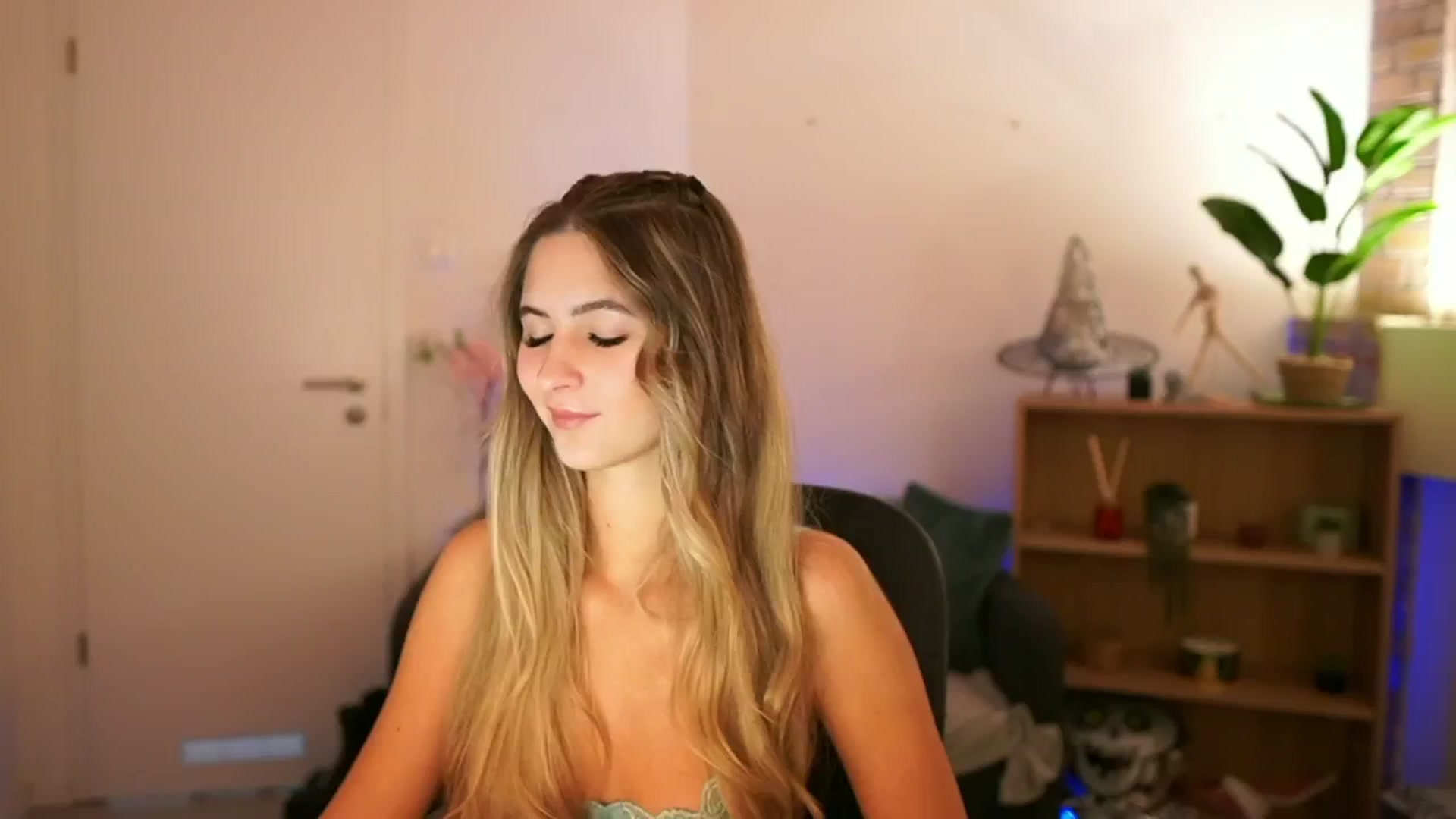 Gallery image thumbnail from CuteGirl_18's myfreecams stream on, 12/08/2024, 14:47 image 18 of 20