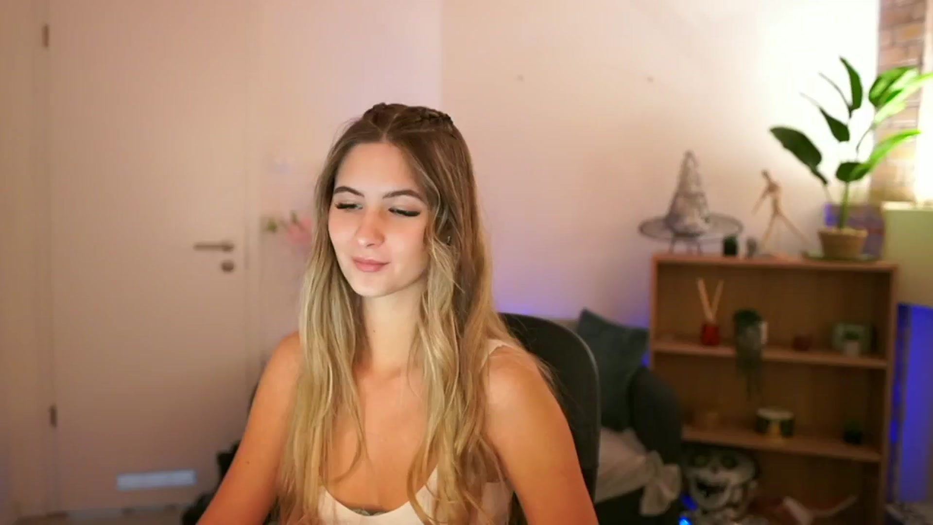 Gallery image thumbnail from CuteGirl_18's myfreecams stream on, 12/08/2024, 14:47 image 4 of 20