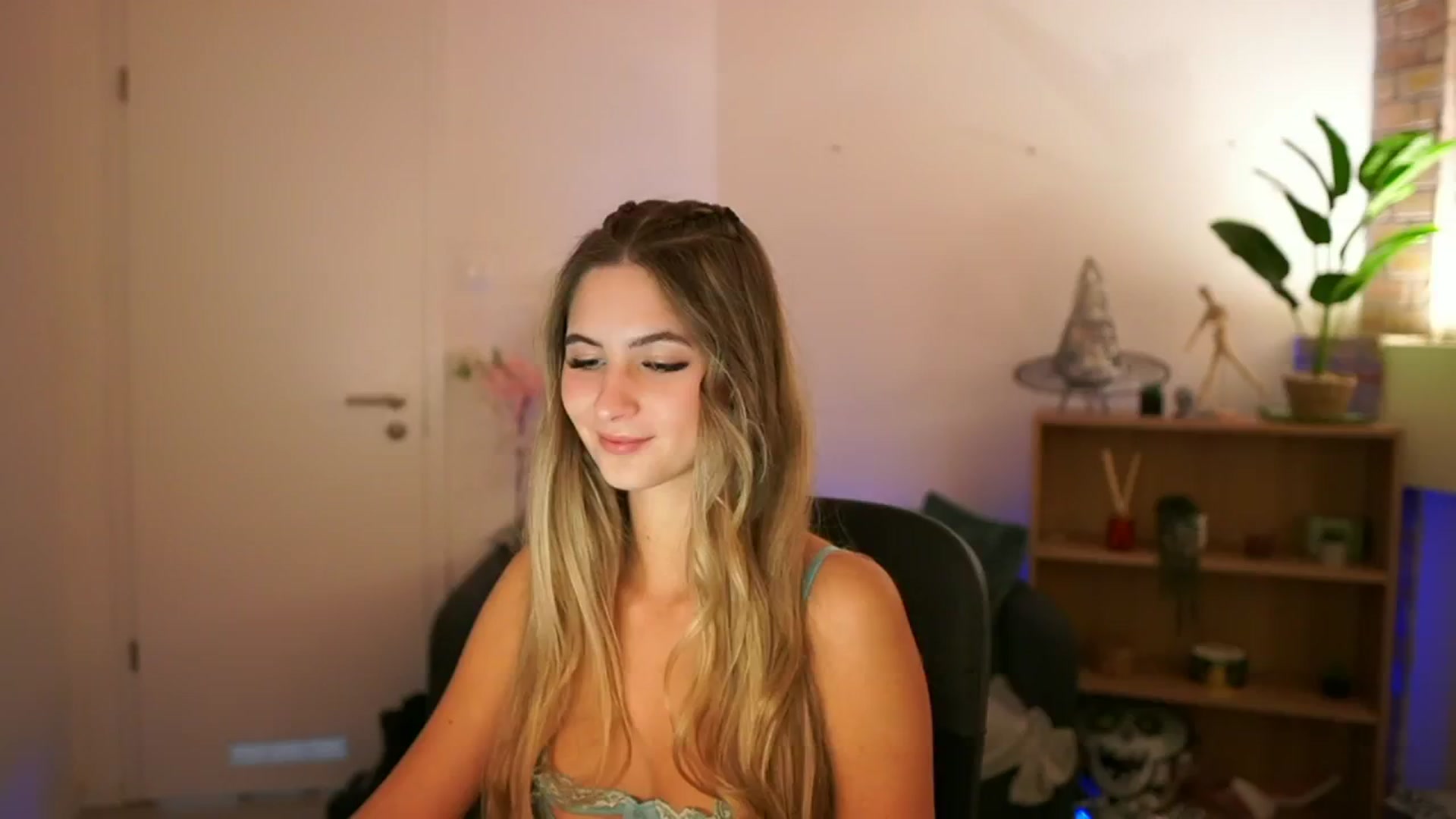 Gallery image thumbnail from CuteGirl_18's myfreecams stream on, 12/08/2024, 15:44 image 19 of 20