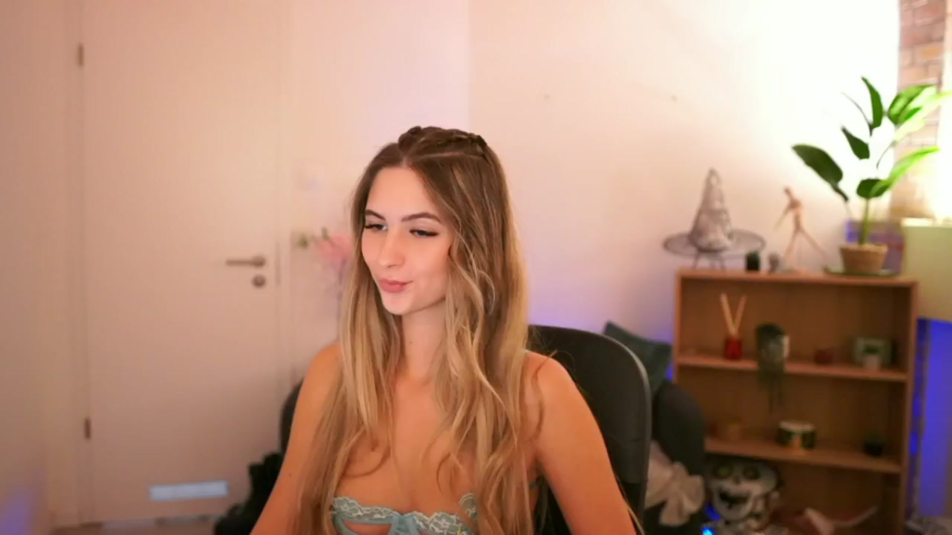 Gallery image thumbnail from CuteGirl_18's myfreecams stream on, 12/08/2024, 15:44 image 12 of 20