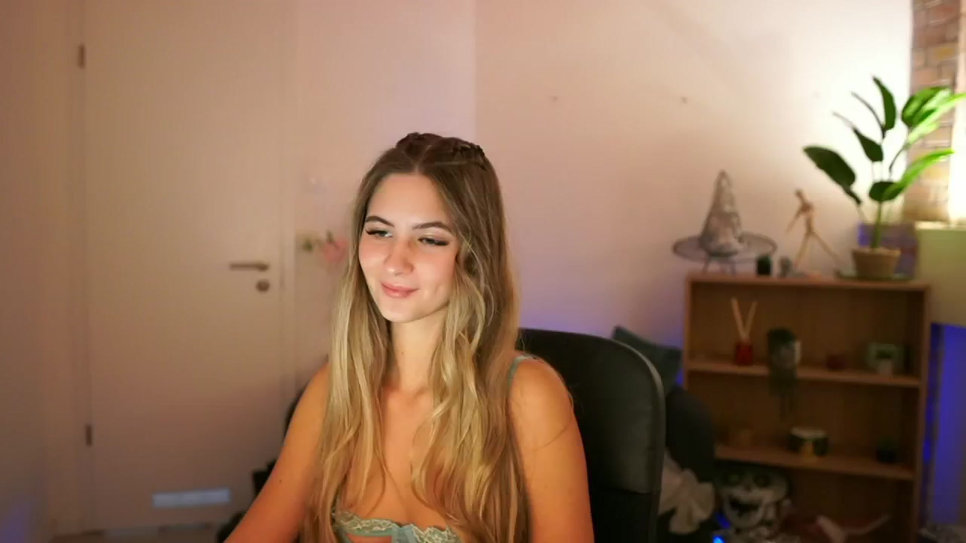 Gallery image thumbnail from CuteGirl_18's myfreecams stream on, 12/08/2024, 15:44 image 18 of 20