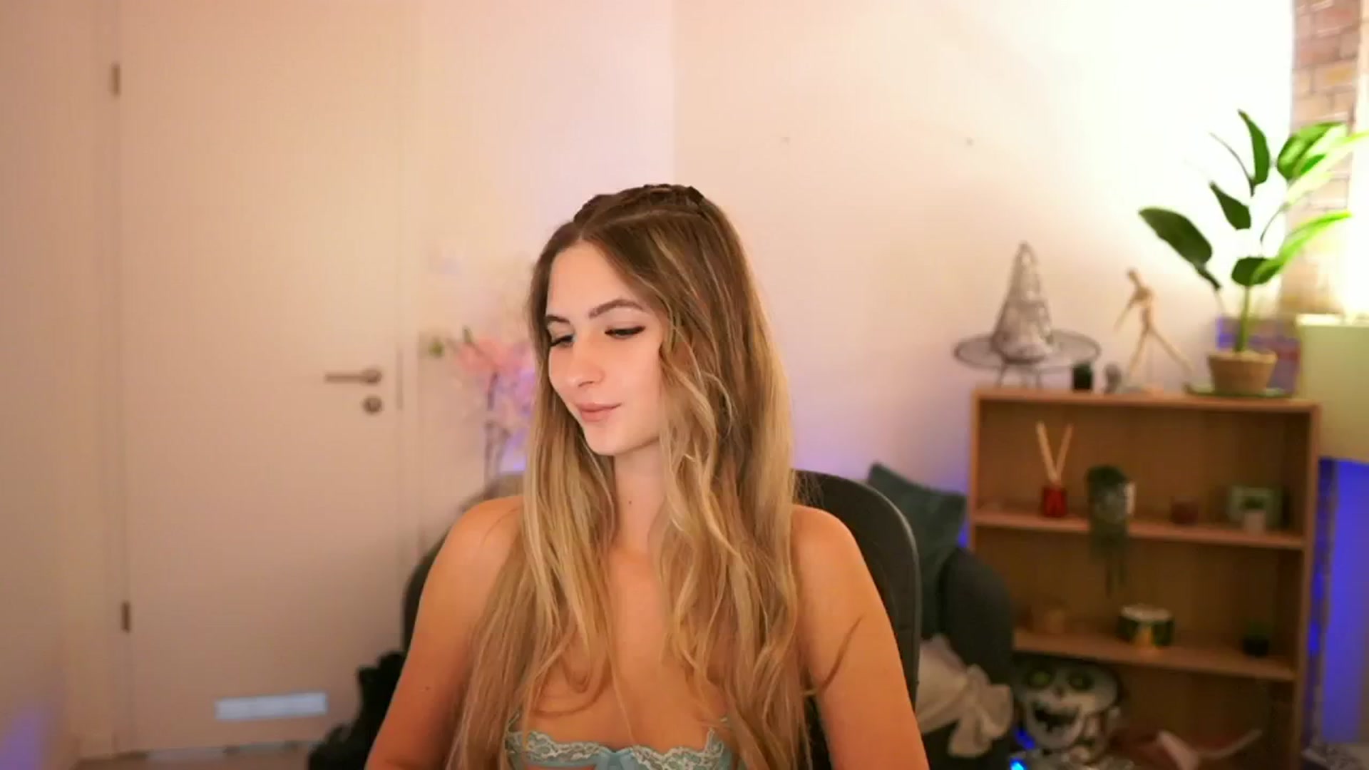 Gallery image thumbnail from CuteGirl_18's myfreecams stream on, 12/08/2024, 15:44 image 14 of 20