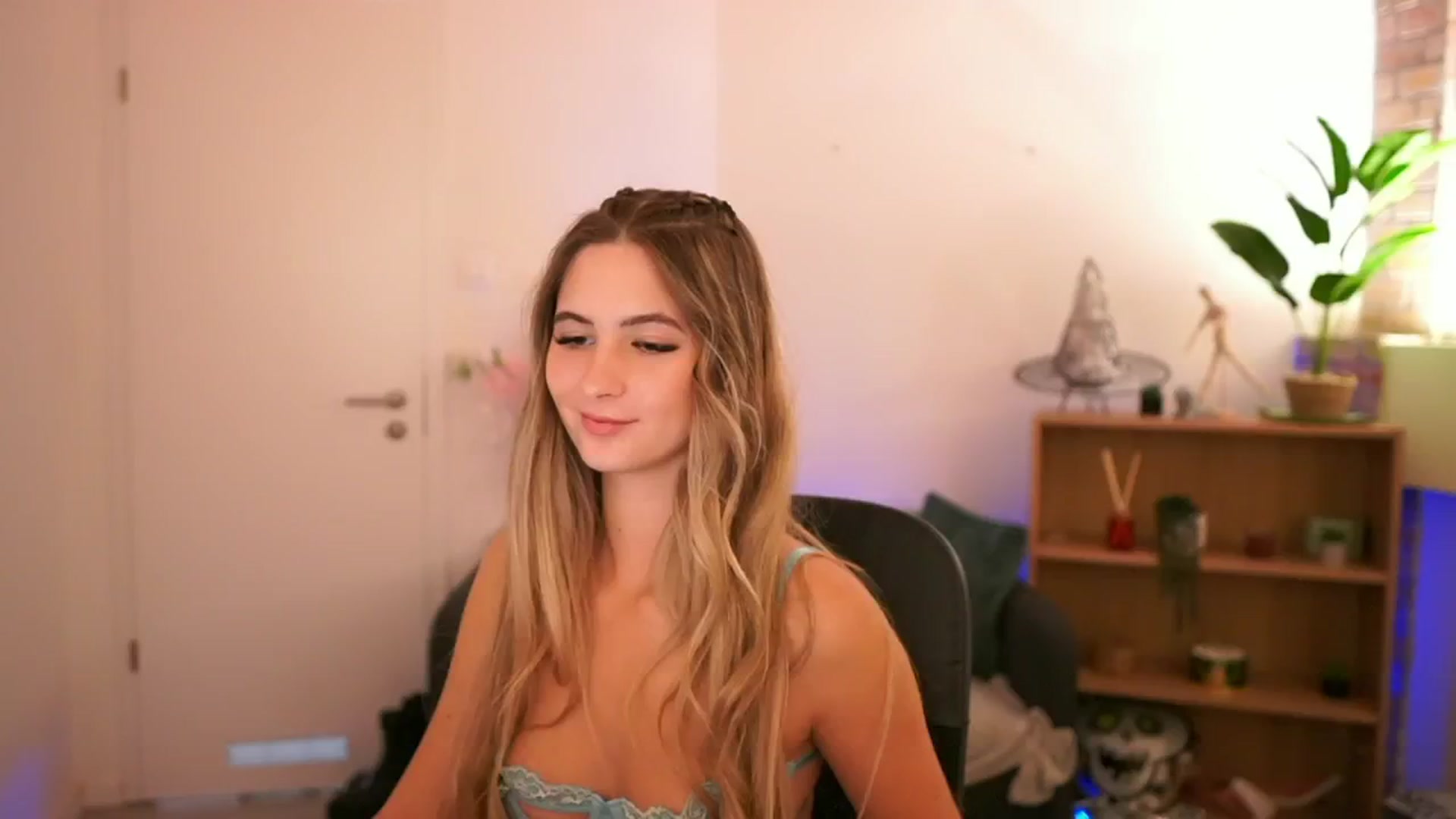 Gallery image thumbnail from CuteGirl_18's myfreecams stream on, 12/08/2024, 15:44 image 11 of 20