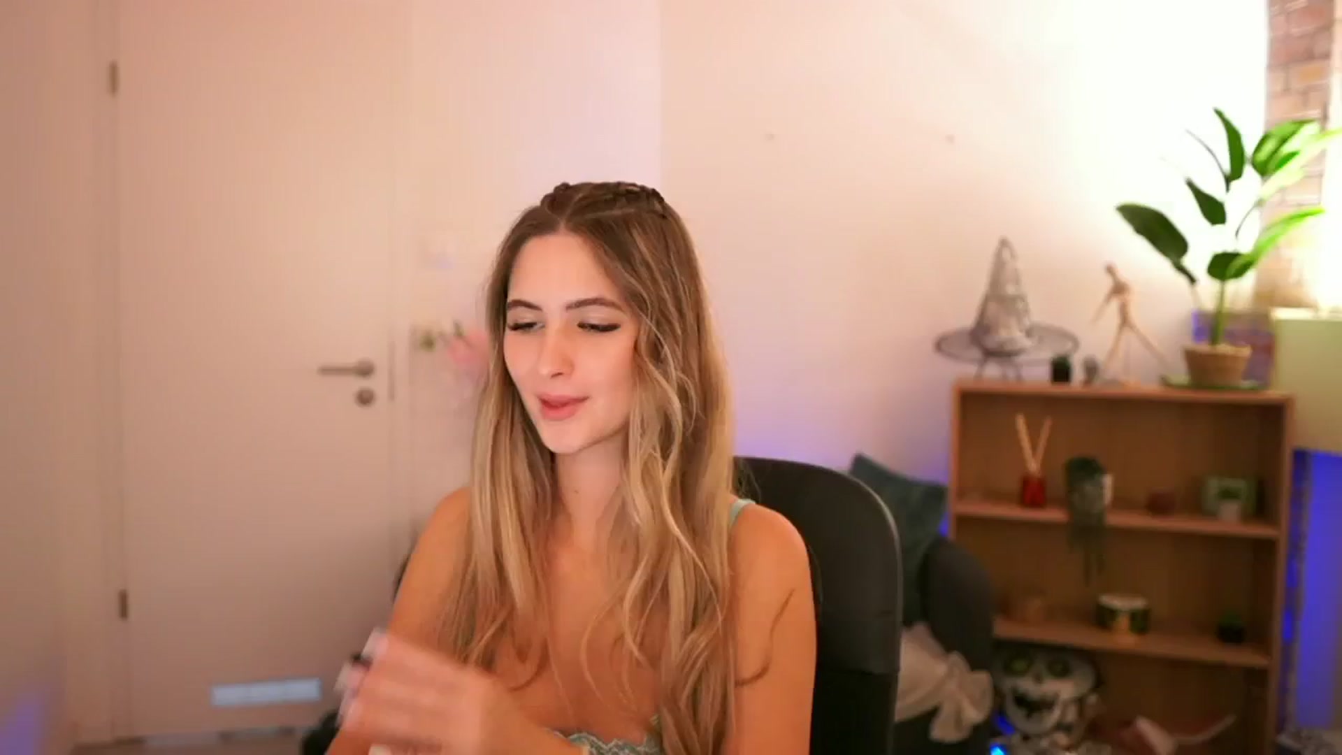 Gallery image thumbnail from CuteGirl_18's myfreecams stream on, 12/08/2024, 15:44 image 13 of 20
