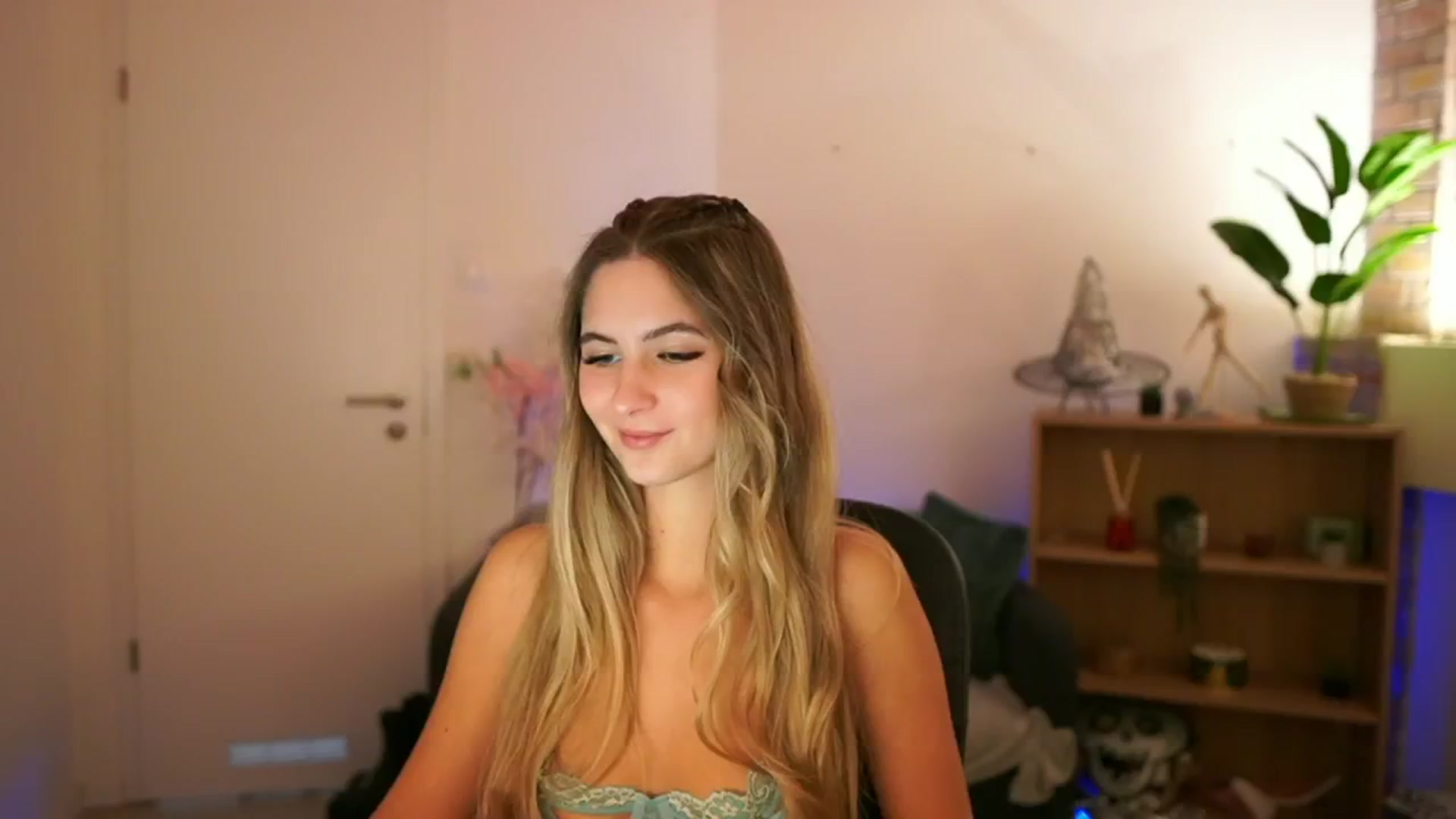 Gallery image thumbnail from CuteGirl_18's myfreecams stream on, 12/08/2024, 15:44 image 17 of 20