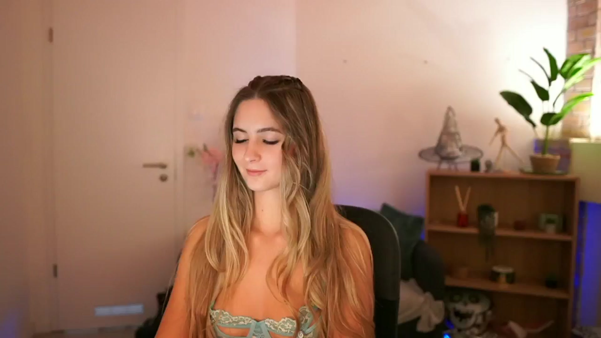 Gallery image thumbnail from CuteGirl_18's myfreecams stream on, 12/08/2024, 15:44 image 10 of 20